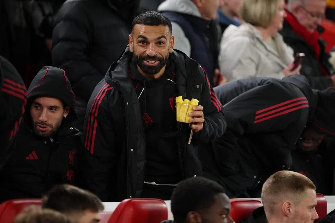 上场英联赛杯，包括索博斯莱（左）和萨拉赫（拿杯者）在内的多名红军主力都未出战，想必是为了英超比赛积蓄体力。萨拉赫还在赛前被拍到吃黄梨，神情轻松。（路透社）