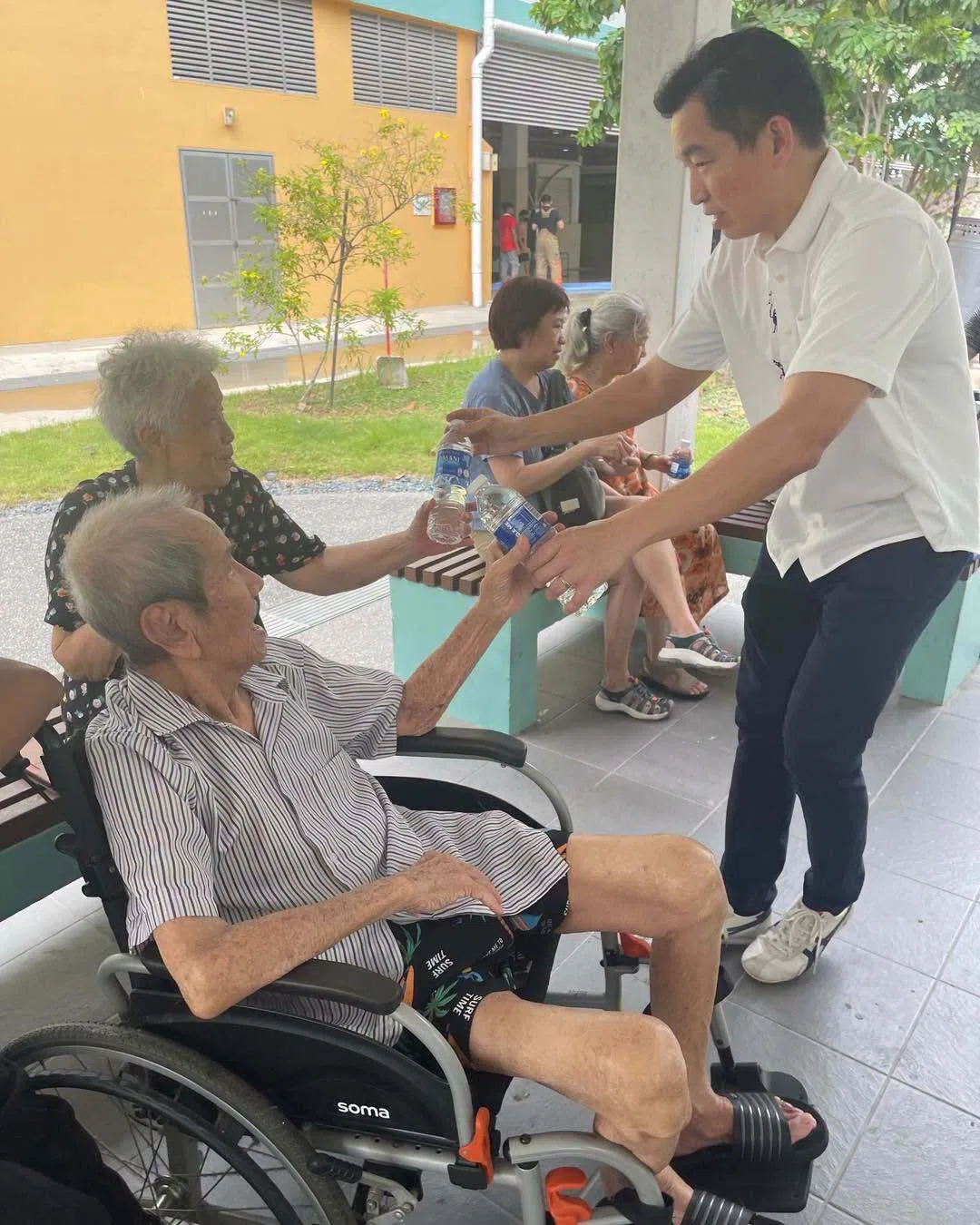 女皇镇议员蔡瑞隆得知火患发生后，赶往现场慰问居民并了解情况。（取自蔡瑞隆脸书）