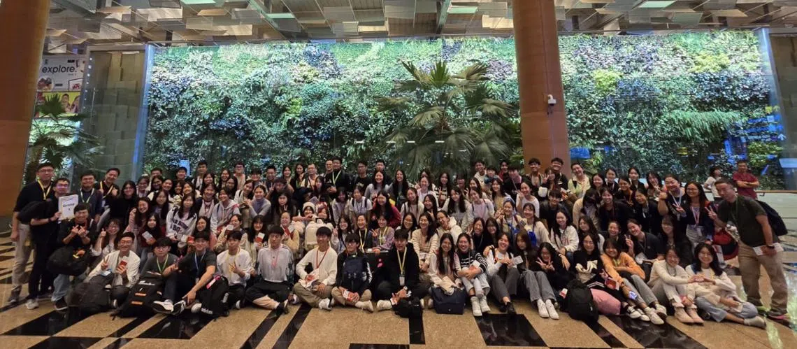 语特浸濡团在登机前拍了大合照，共同期待这趟研学之旅。（浸濡团提供）