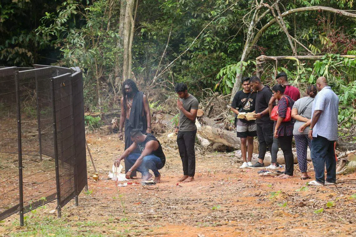 失踪者的八名亲友早上11时抵达现场，与岛上印度教庙宇的教士（ 长发面向镜头者）为失踪者祈福。（陈斌勤摄）