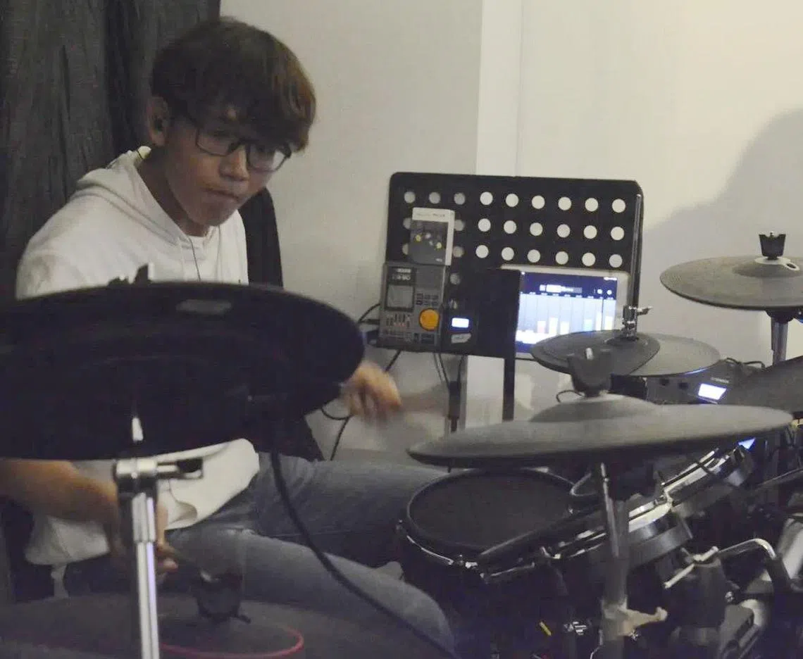 洪启宣15岁开始自学架子鼓，17岁正式加入教会乐队。（受访者提供）