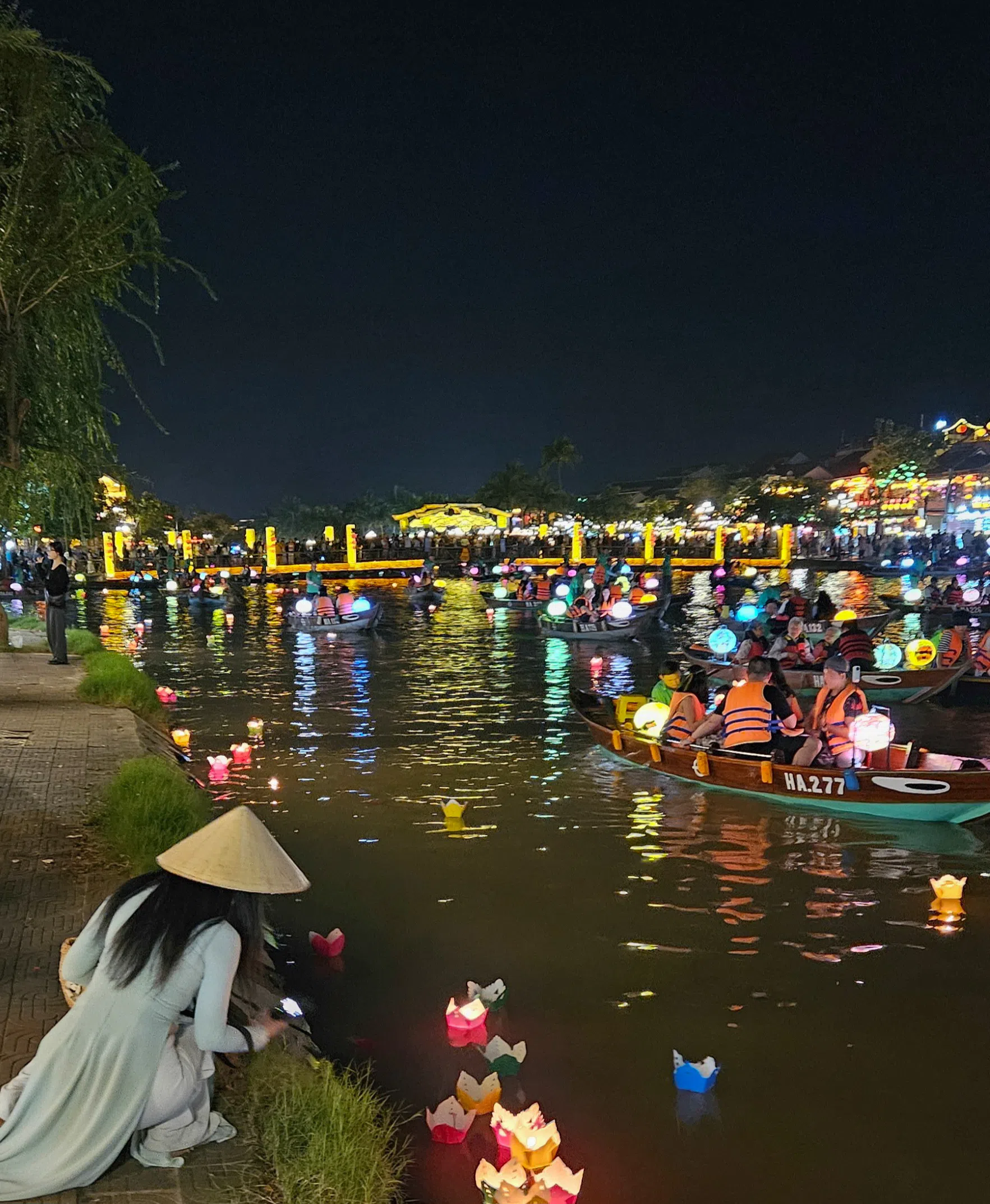 将河灯放入秋盆河，寄托心中祝福。（客桑摄）