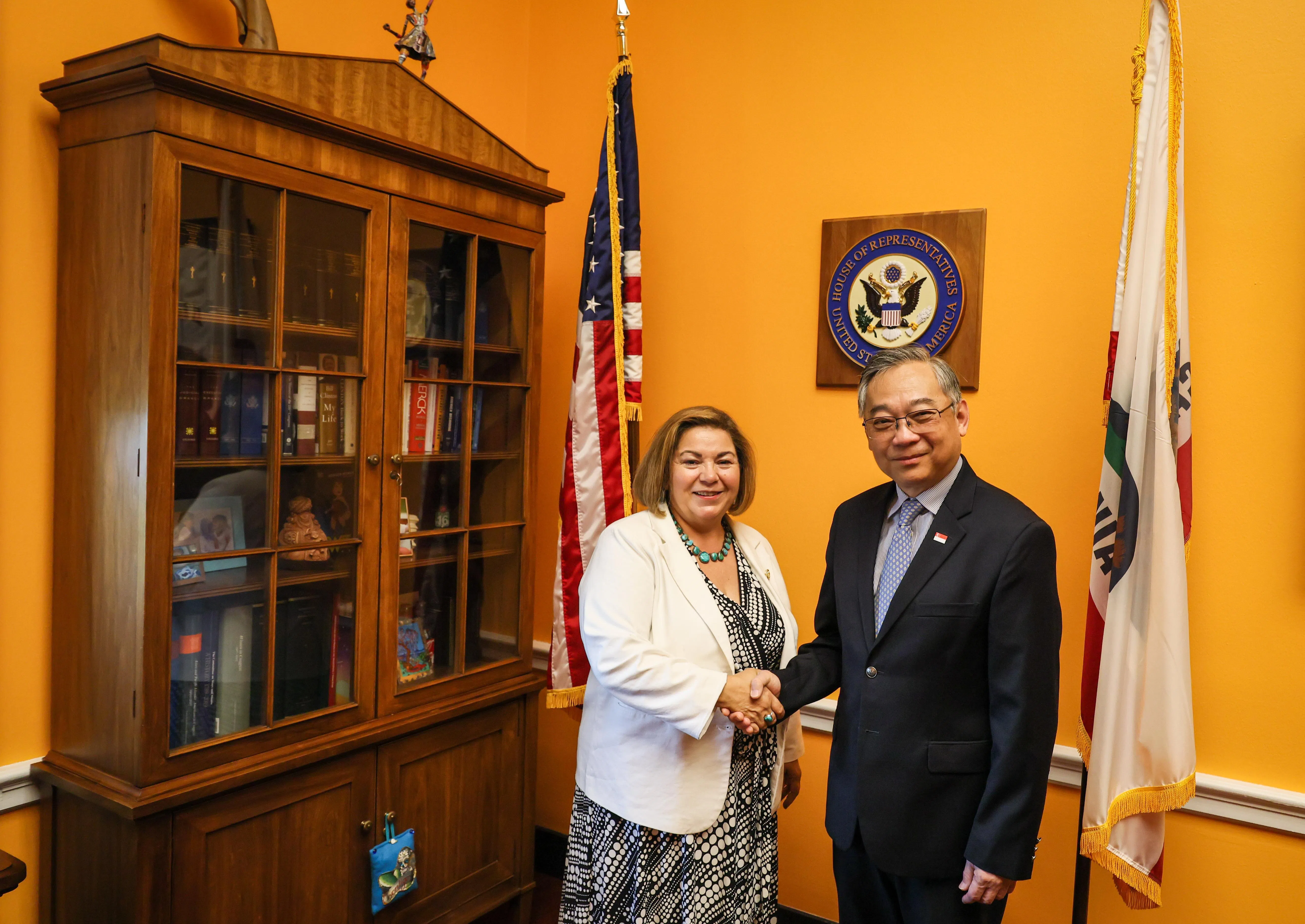 颜金勇（右）与加利福尼亚州第38选区众议员桑切斯（Linda Teresa Sánchez）会面。（贸工部提供）