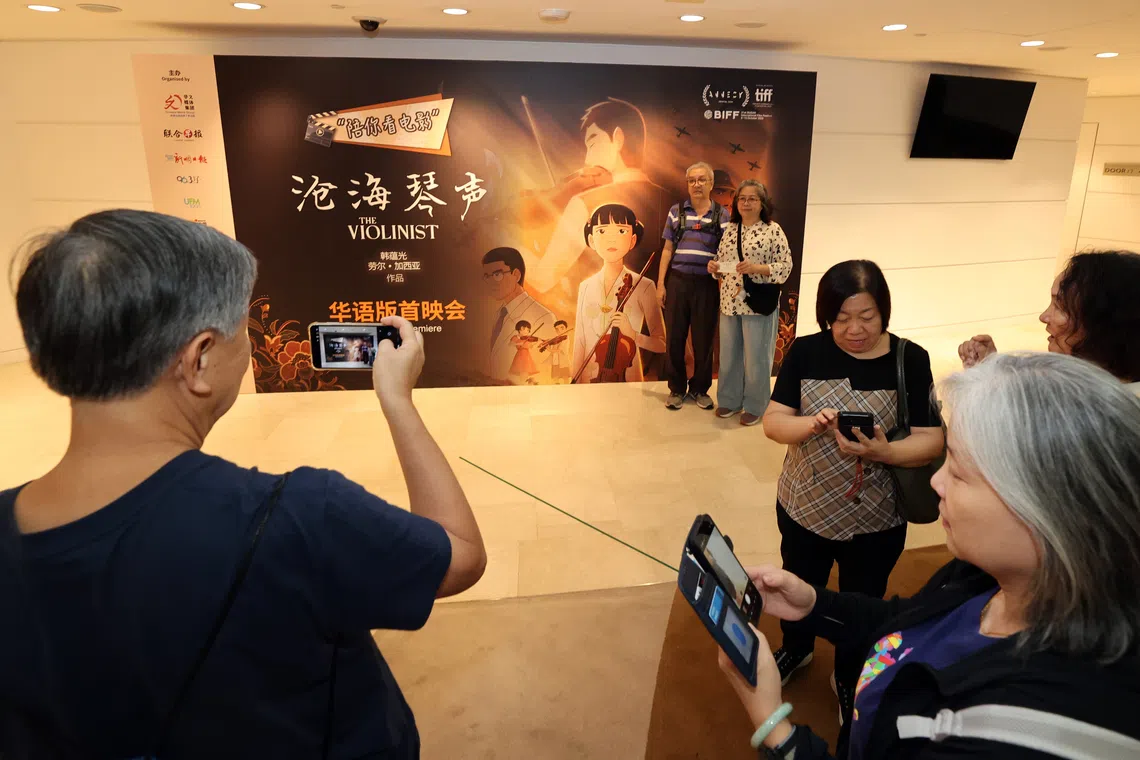新报业媒体华文媒体集团“陪你看电影”主办的电影《沧海琴声》华语版千人首映会，邀请了《联合早报》《新明日报》读者、电台96.3好FM及UFM100.3听众，以及中学生率先共赏这部新加坡作品。（邝启聪摄）