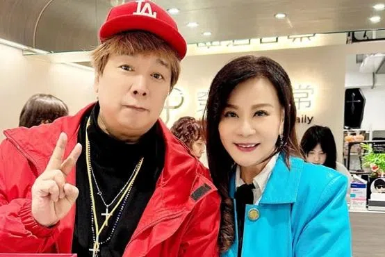 龙千玉（右）是曹西平的前大嫂，两人一直保持着亲人般的关系。（互联网）