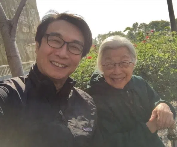 刘松仁（左）从照顾母亲的痛苦中获得启发。他的母亲已离世八年。（互联网）