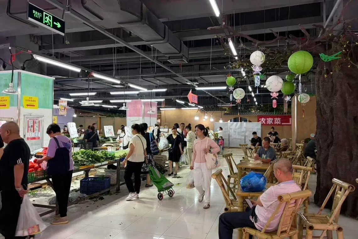乡村“赶场”文化近年进入城市。图为重庆小龙坎一家“赶场”市集内大批市民前来采购。该市集所在场地原为华润万家超市，关店后被改造利用。（刘柳摄）