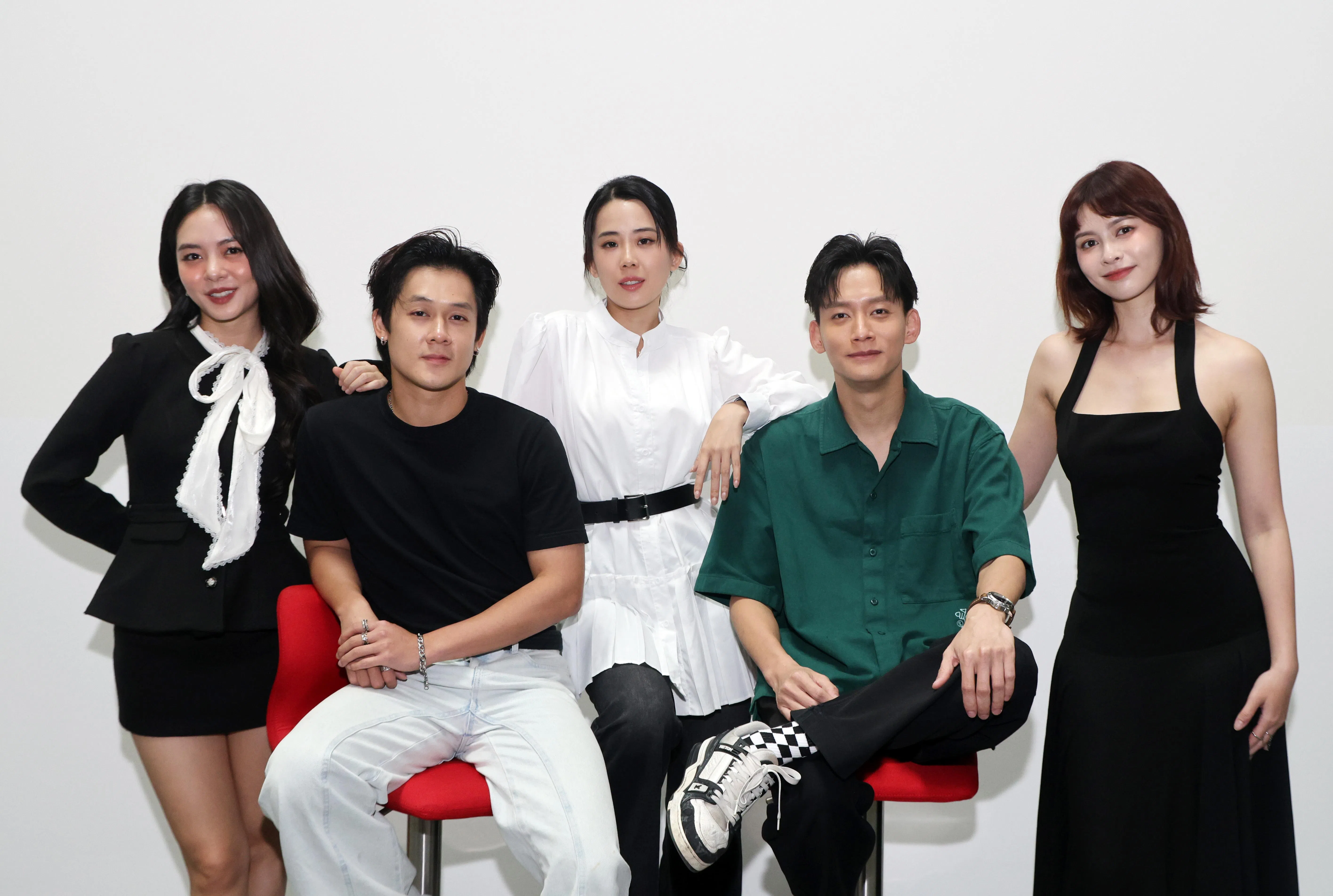 《职不值得》演员群黄暄婷（左起）、许瑞奇、胡煜诗、叶荣耀及何盈莹12月18日出席媒体茶叙。（邝启聪摄）