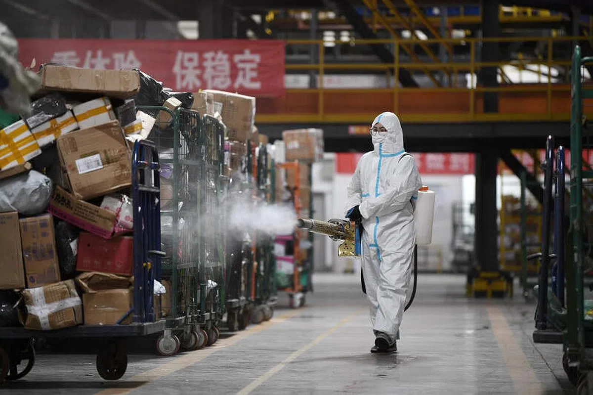 11月10日，中国邮政集团公司宁夏回族自治区分公司银川邮区中心工作人员在分拣车间进行消杀作业。据了解，该中心采取闭环管理、进出场包裹多次消杀、分级分拣包裹等措施。（新华社）