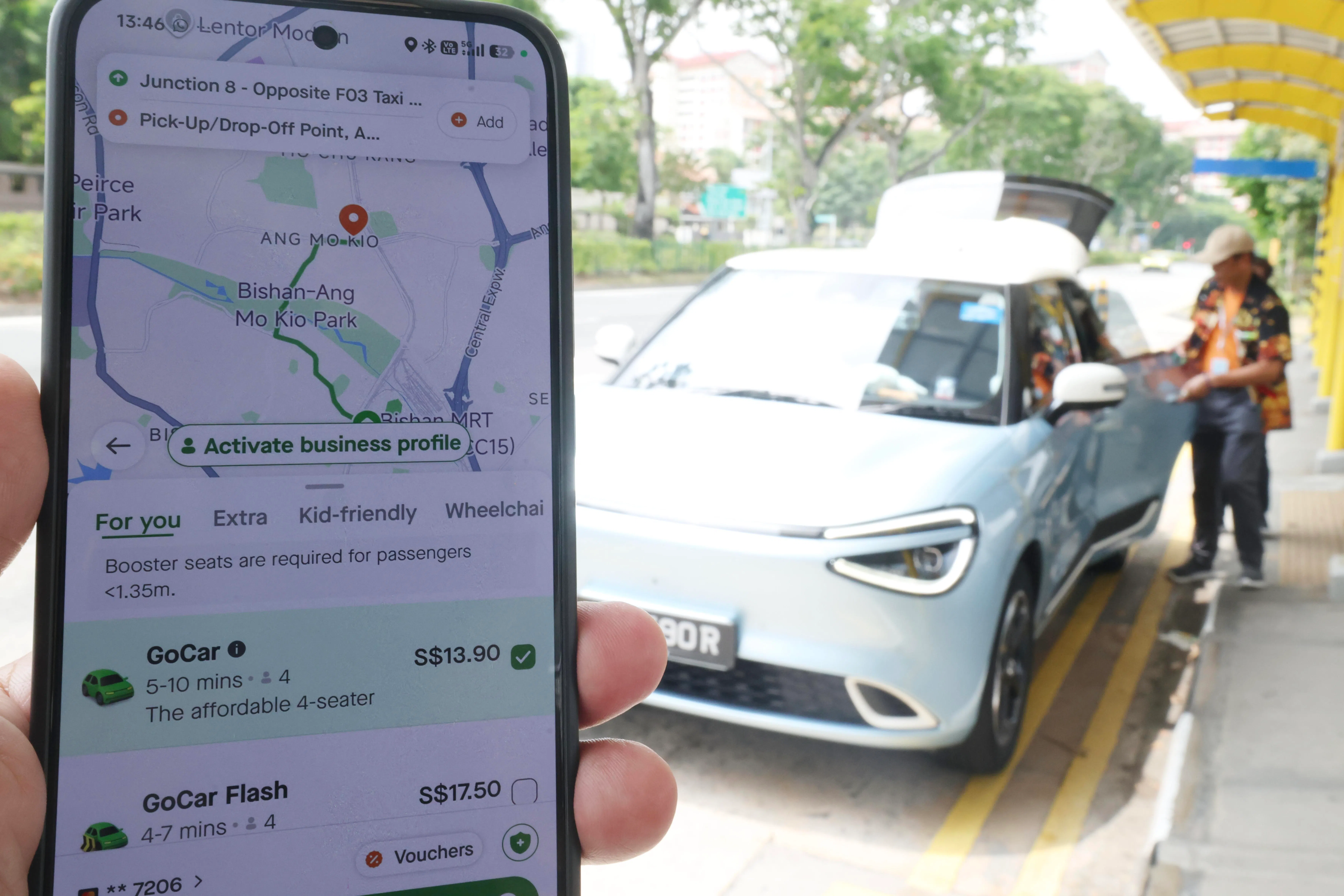 根据TADA和Gojek发给用户的电邮通知，TADA司机费涨了4角，Gojek则调高1角至4角。司机费全数归司机所有。（郑一鸣摄）