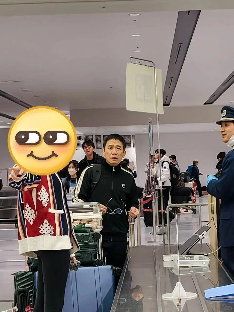 梁朝伟在机场露出一脸茫然的表情。（互联网）