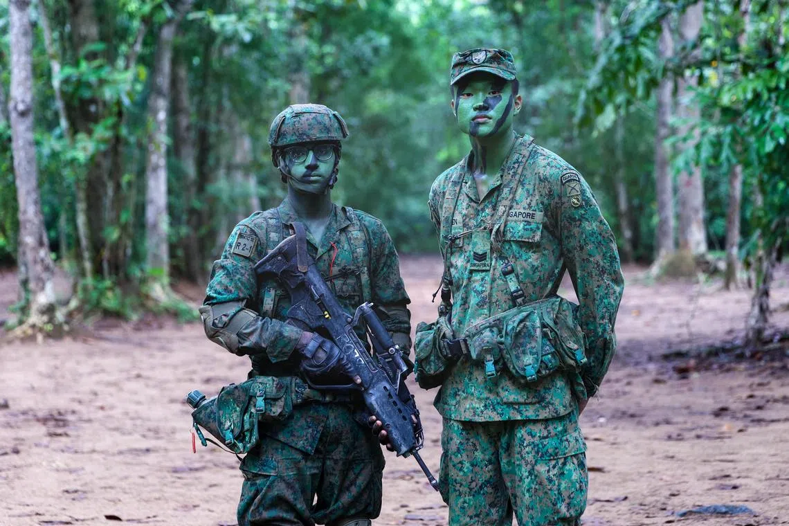 担任新兵指导员的卓靖恩三级上士（右），协助首批新兵掌握无人机飞行基础、操作术语和安全守则。新兵尤达亚库马尔（左）说，无人机能让军队在不冒生命危险的情况下完成任务，非常实用。（白艳琳摄）