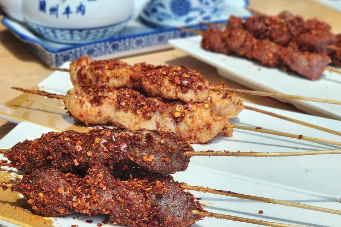 新添加的炸串，有牛肉、爆辣牛肉、羊肉、鸡肉、牛肚和牛筋。（陈爱薇摄）