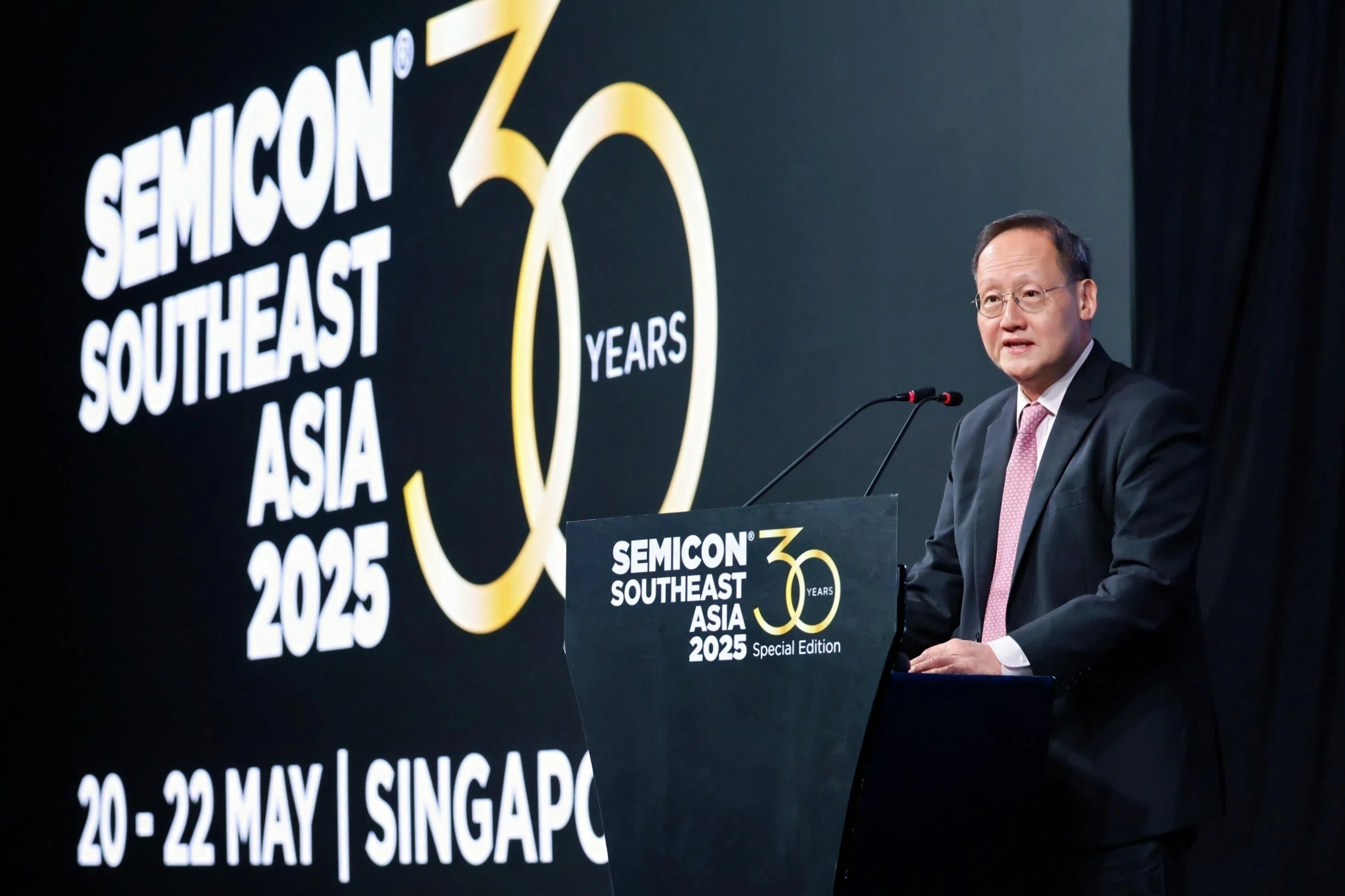 人力部长兼贸工部第二部长陈诗龙强调，新加坡会继续与志同道合的国家深化在半导体领域的合作。（SEMI提供）