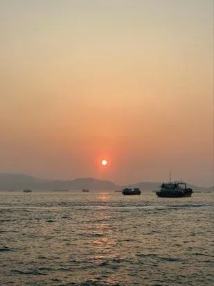 从西九文化区沿海滨长廊漫步，赏维港日落。（黄向京摄）