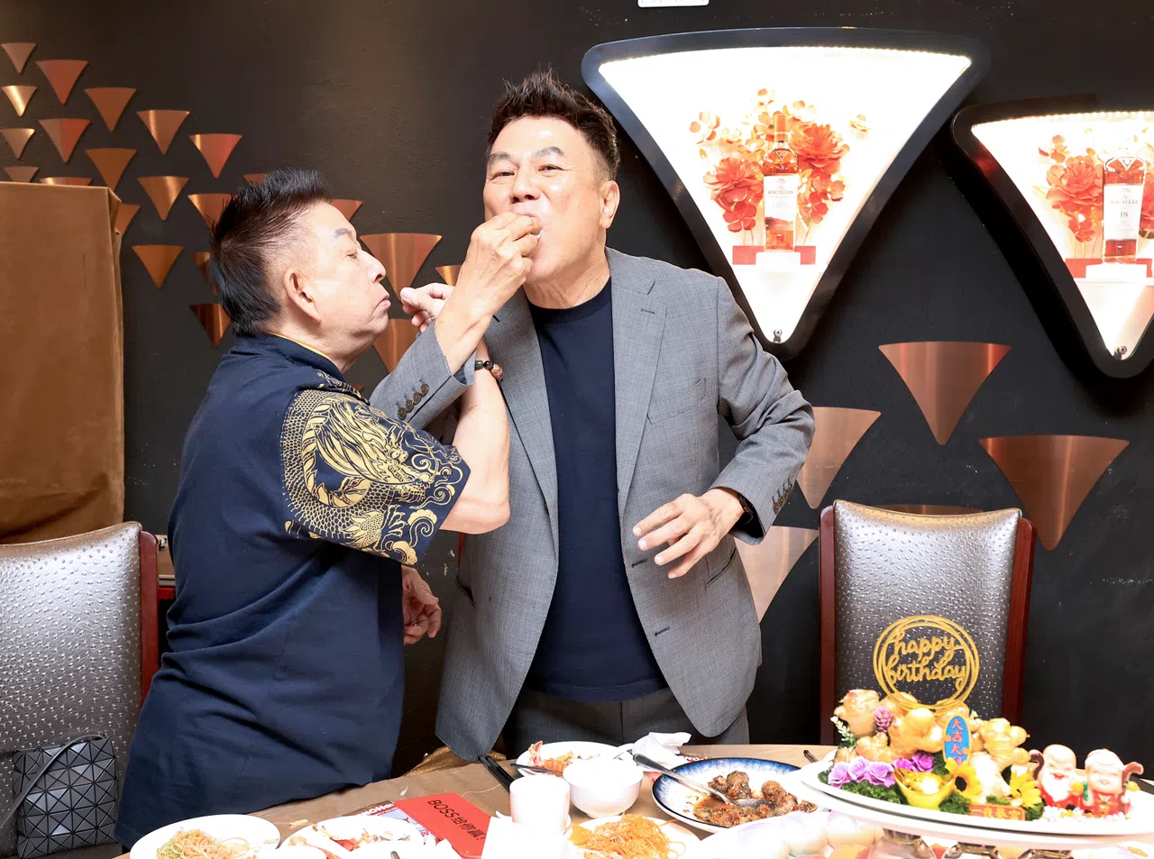 导演梁志强（右）和“辉哥”程旭辉感情深厚，两人片场吵架餐桌和。（周国威摄）