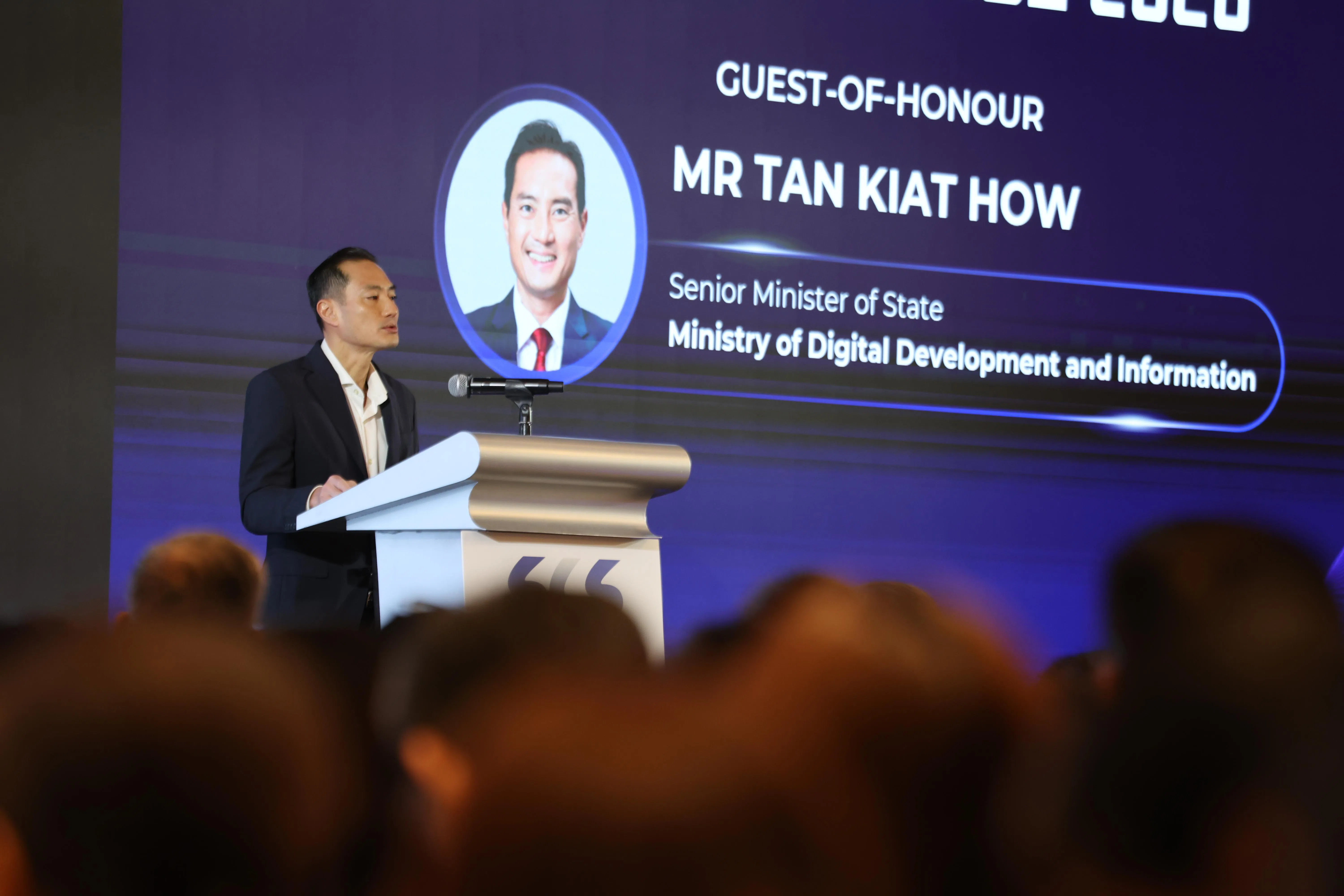 陈杰豪致辞时说，我们正在重新想象职业阶梯的起步阶段，将之转化为校园与职场的桥梁。“学术界与业界必须为建立并加强这个过渡和桥梁共担责任。”（梁麒麟摄）