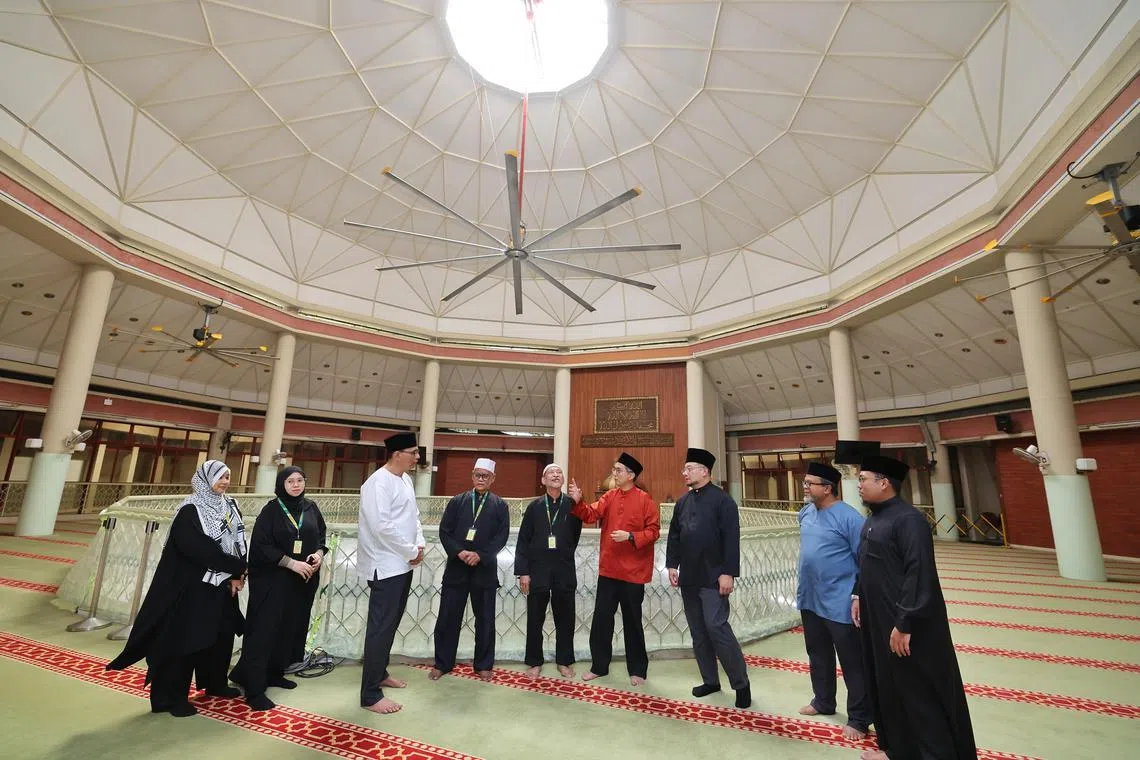 主管回教事务代部长兼内政部高级政务部长费绍尔副教授（右四）和回教理事会理事长卡迪尔（Kadir Maideen，左三），星期五在达鲁沙南回教堂执行主席拉希德（Rashid Ramli，右三）陪同下，参观了即将进行升级的达鲁沙南回教堂。（唐家鸿摄）