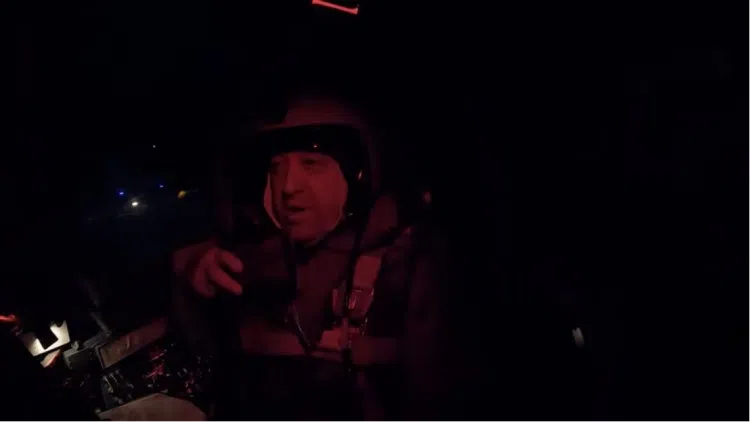 普里戈任今年2月曾在社交媒体发出视频，视频中他坐在一架苏-24战机的驾驶舱里，邀请乌克兰总统泽连斯基与他“空中决斗”。（视频截屏）