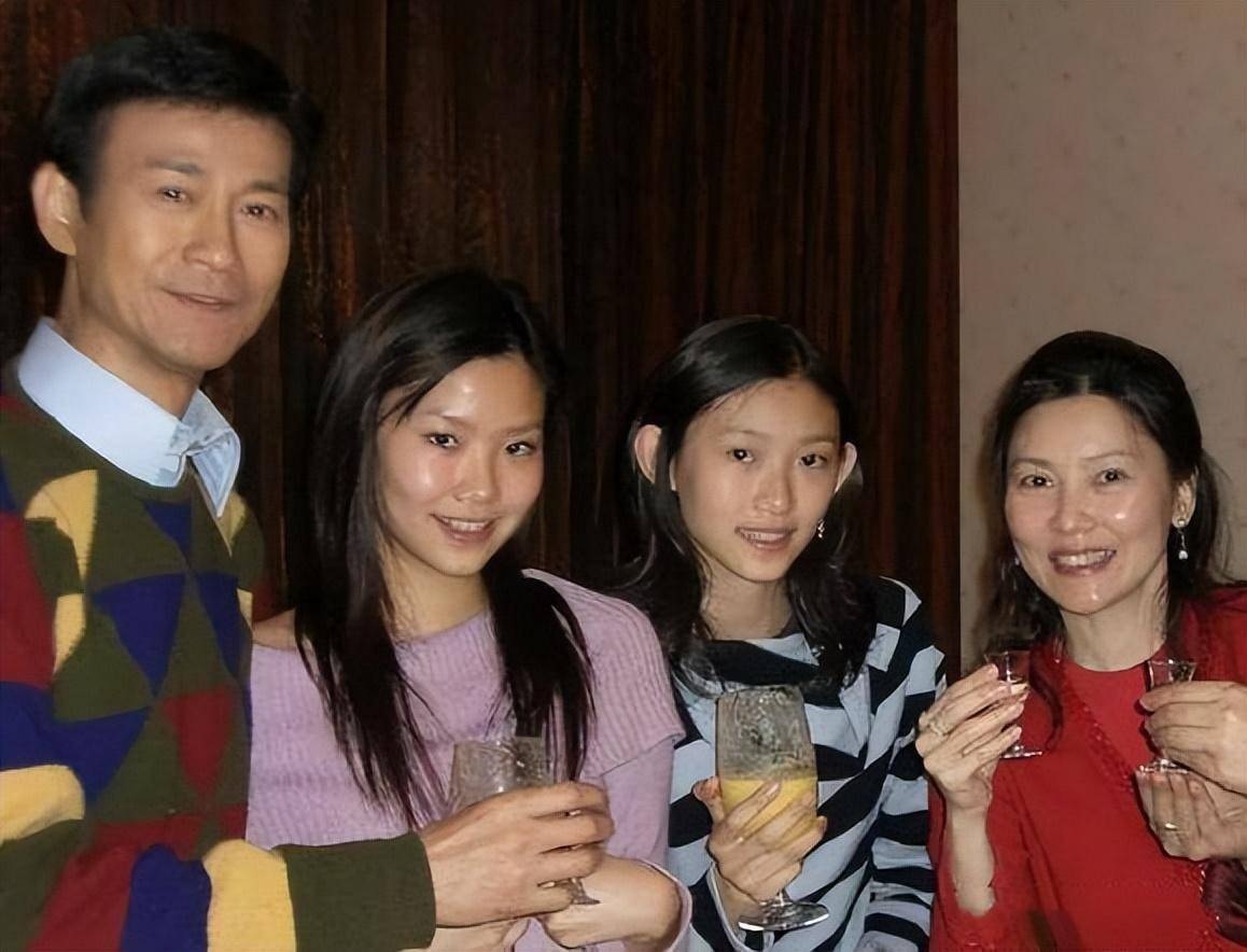 郑少秋、官晶华和两个女儿生活低调。（互联网）