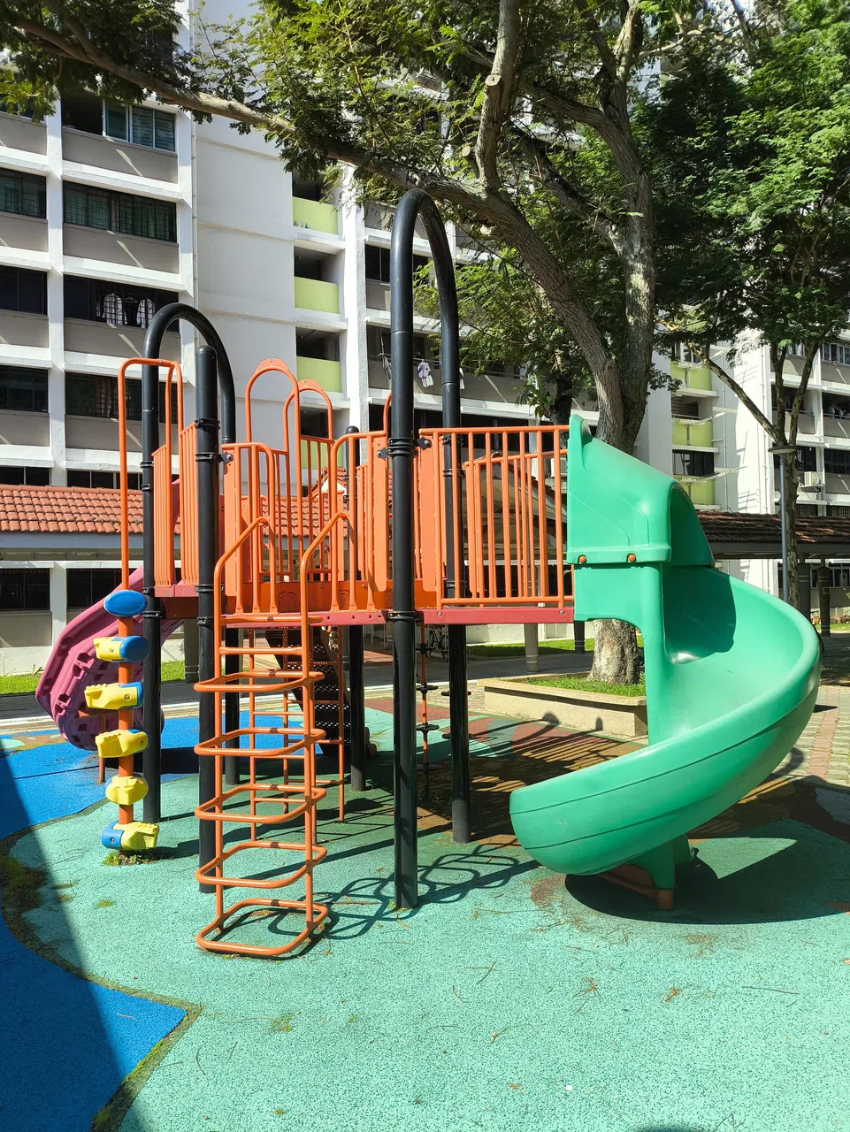 Poco X6 Pro拍摄游乐场照片，色彩鲜艳生动。（黄少伟摄）