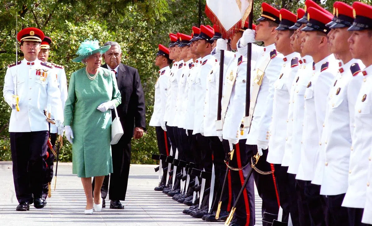 2006年3月17日，英女王伊丽莎白二世在纳丹总统的陪同下检阅仪仗队。她曾在1972年、1989年和2006年三次访问新加坡。（档案照）