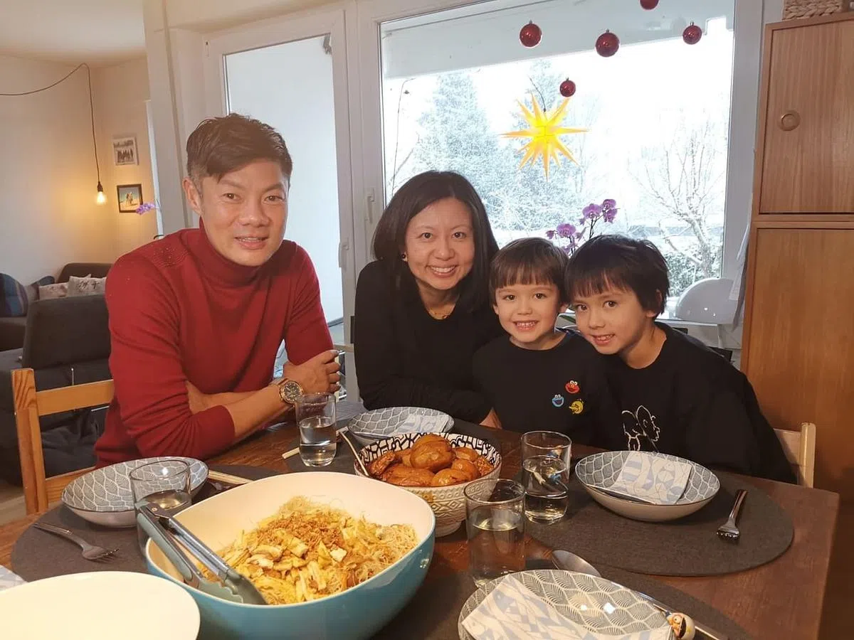 杨君伟（左起）、陈美儿及她的两个小孩一起用餐。（受访者提供）
