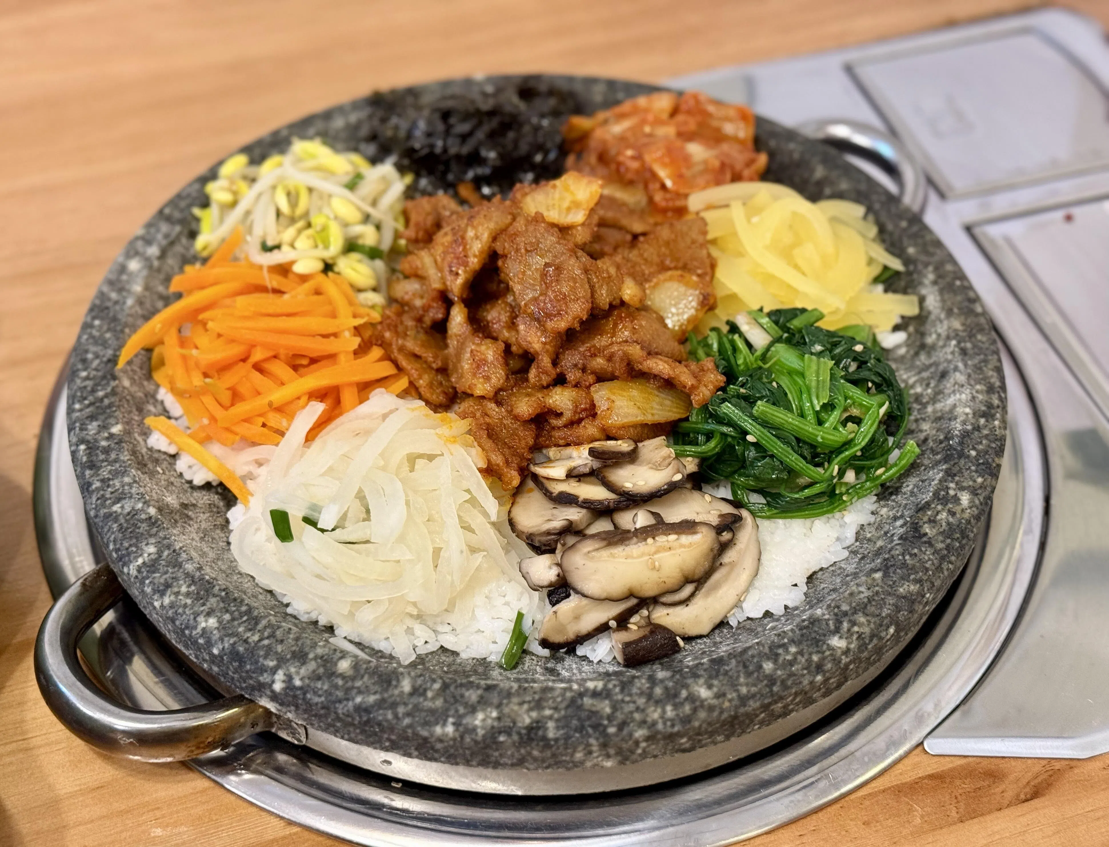 石盘韩式拌饭，可选烤牛肉、猪肉或章鱼。（叶晓虹摄）