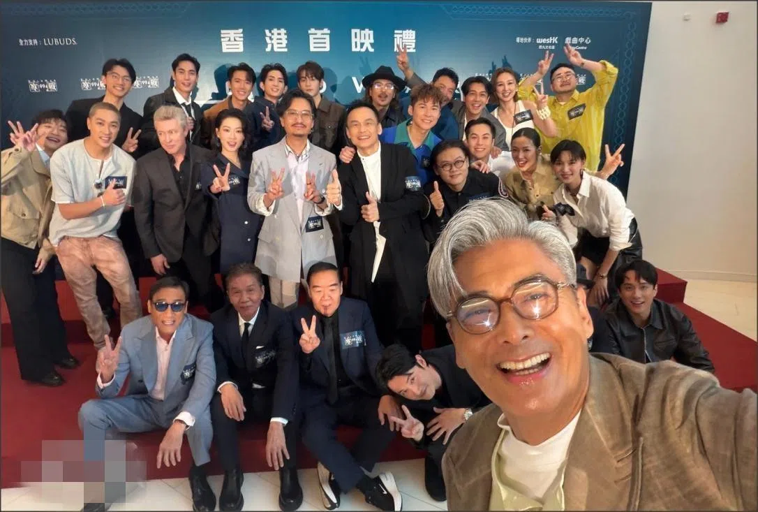 周润发（右边最前者）在首映礼后台与《寒战1994》演员合照。（互联网）