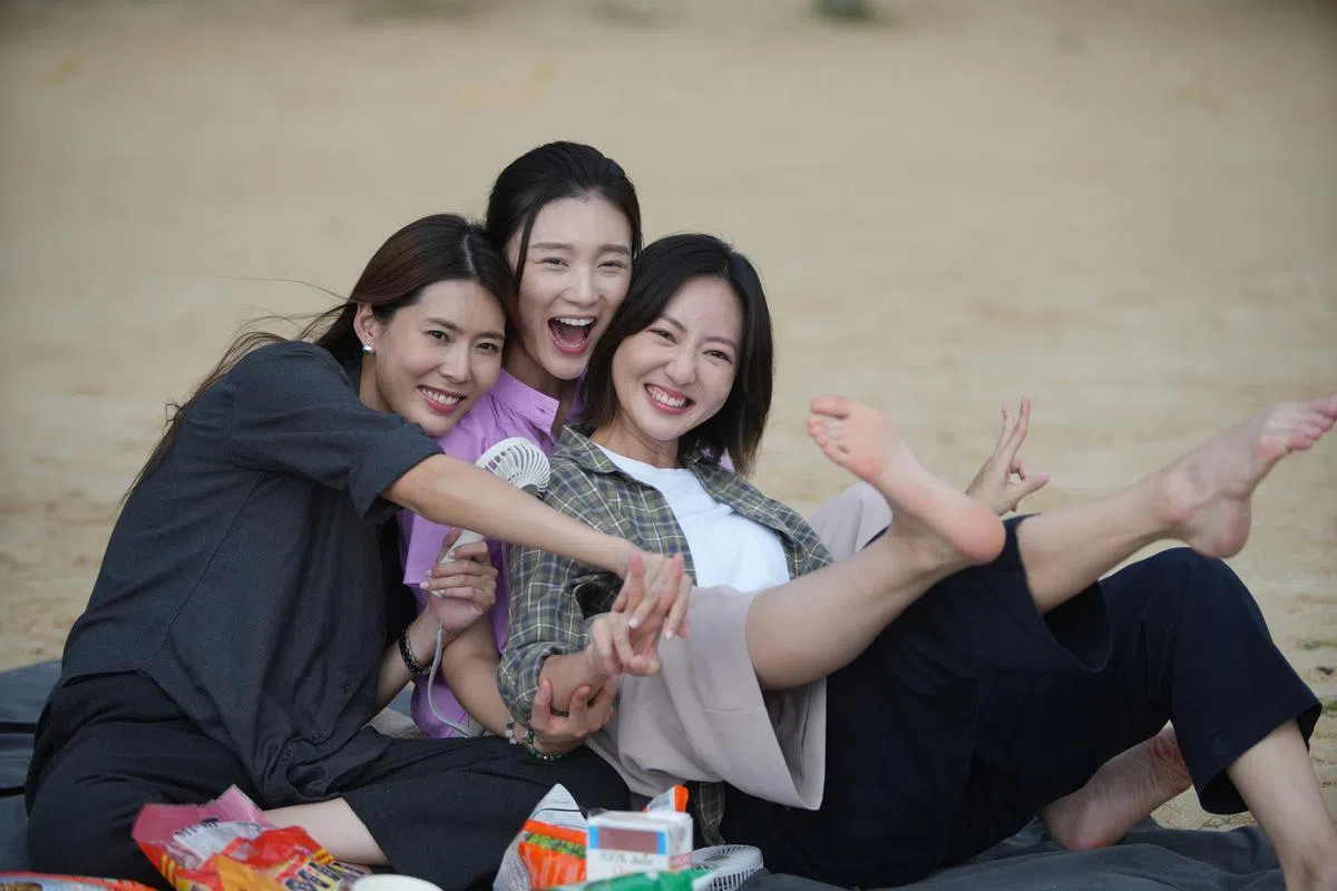 《快跑吧，丽娇！》的外籍演员金梦阳子（中）和吴俐璇（右）的“受欢迎”程度不及未能角逐的艺人。（档案照）