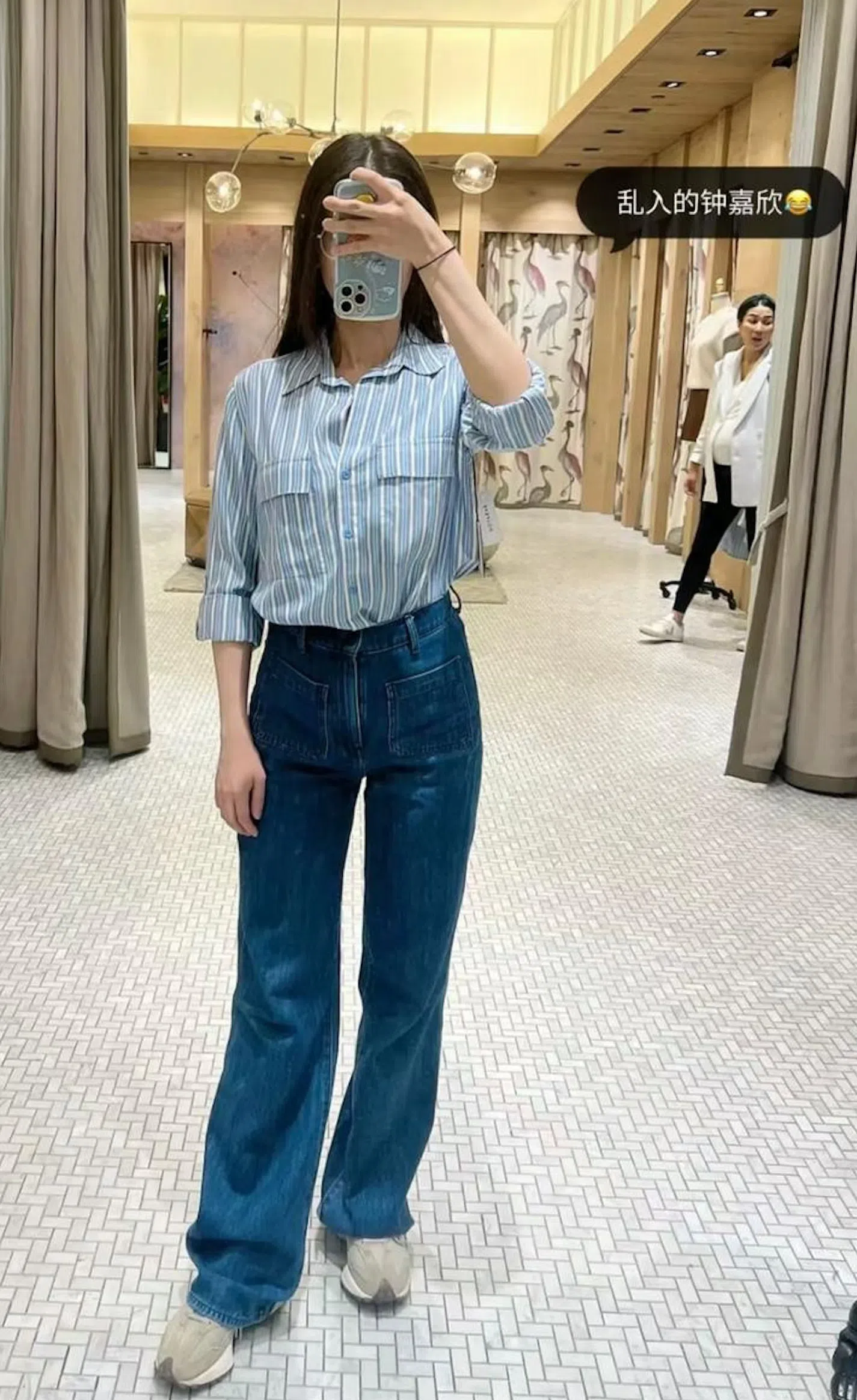 有网民在加拿大的服装店巧遇怀孕的锺嘉欣（白衣者）（互联网）