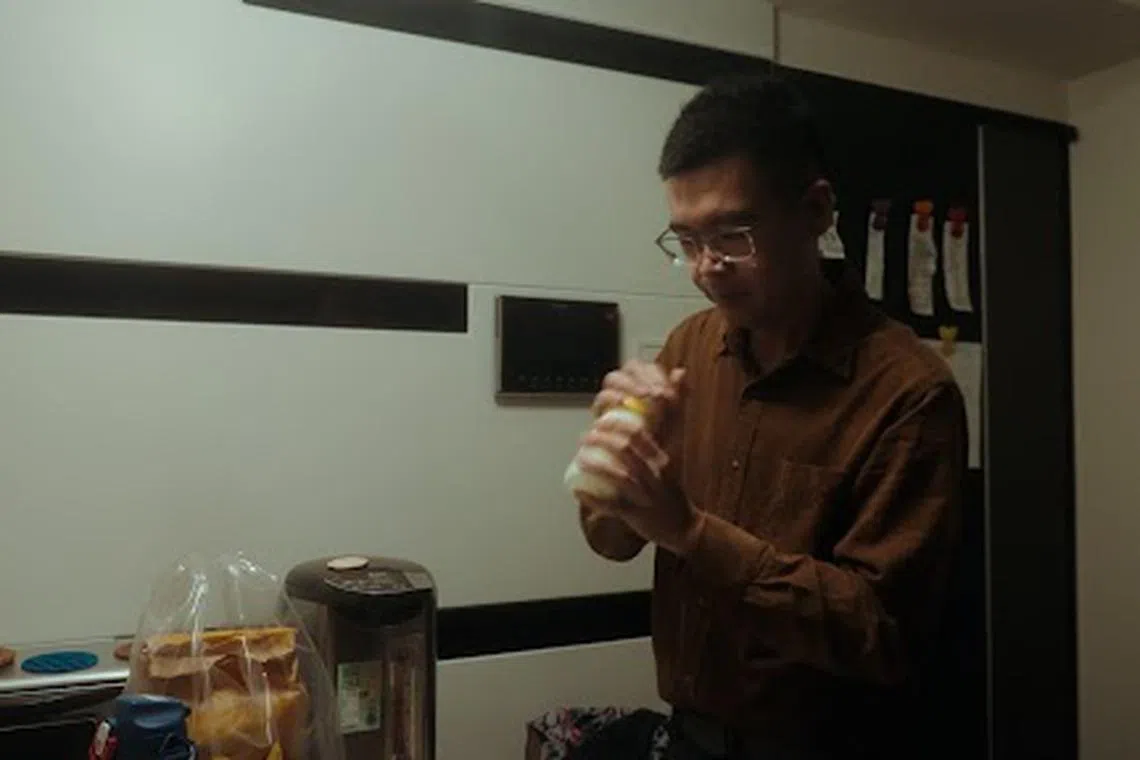 刘志枰给女儿买的奶粉在过去六年涨价涨了六成。（林伟健摄）
