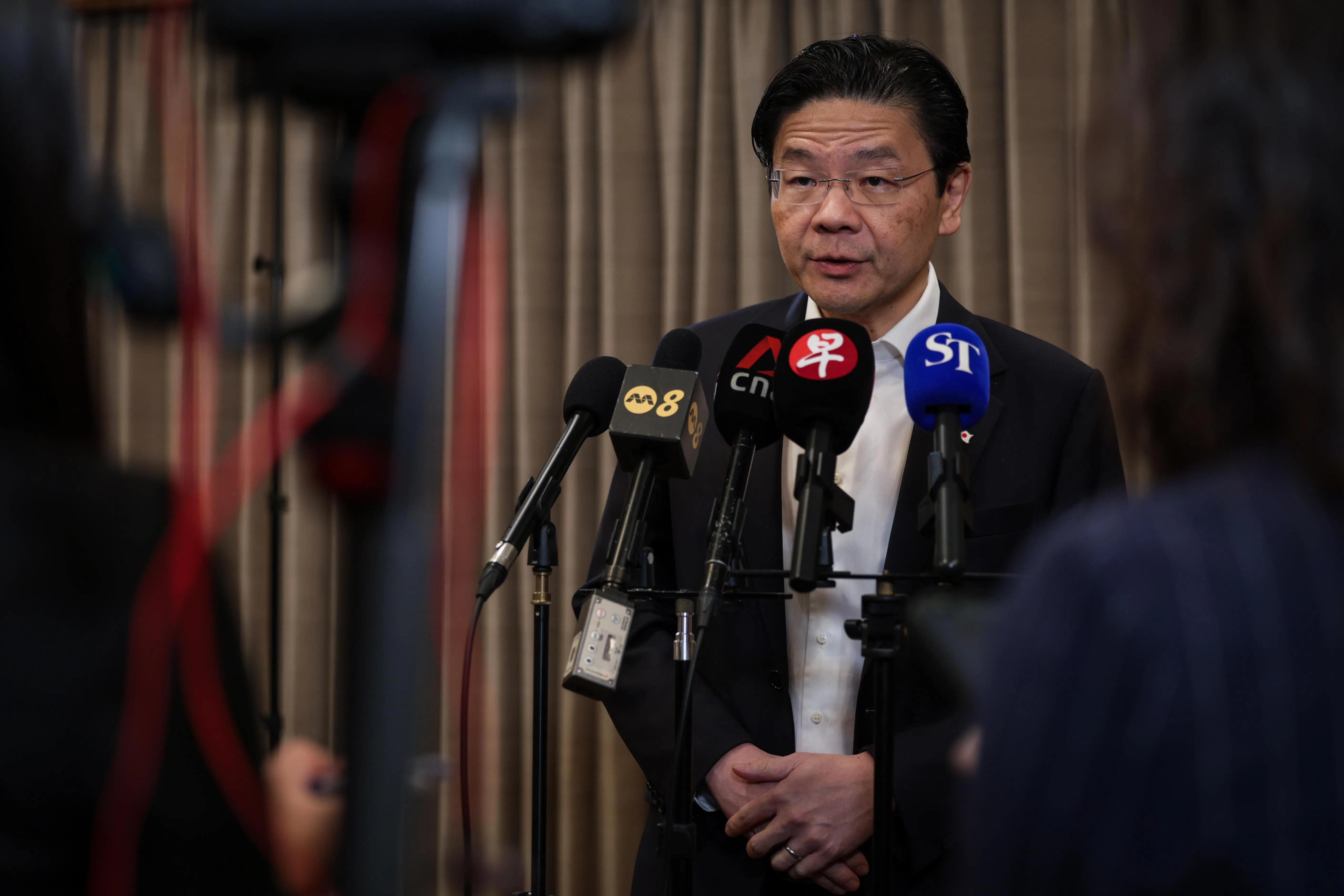 黄循财总理星期三（3月18日）接受随行媒体采访时指出，政府正密切关注中东局势，同时评估各种可能发生的情况与应对方案。（叶振忠摄）