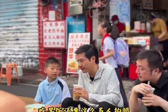 雷军街头吃早餐被质疑摆拍 小女孩“皇帝新衣”般吐槽上热搜