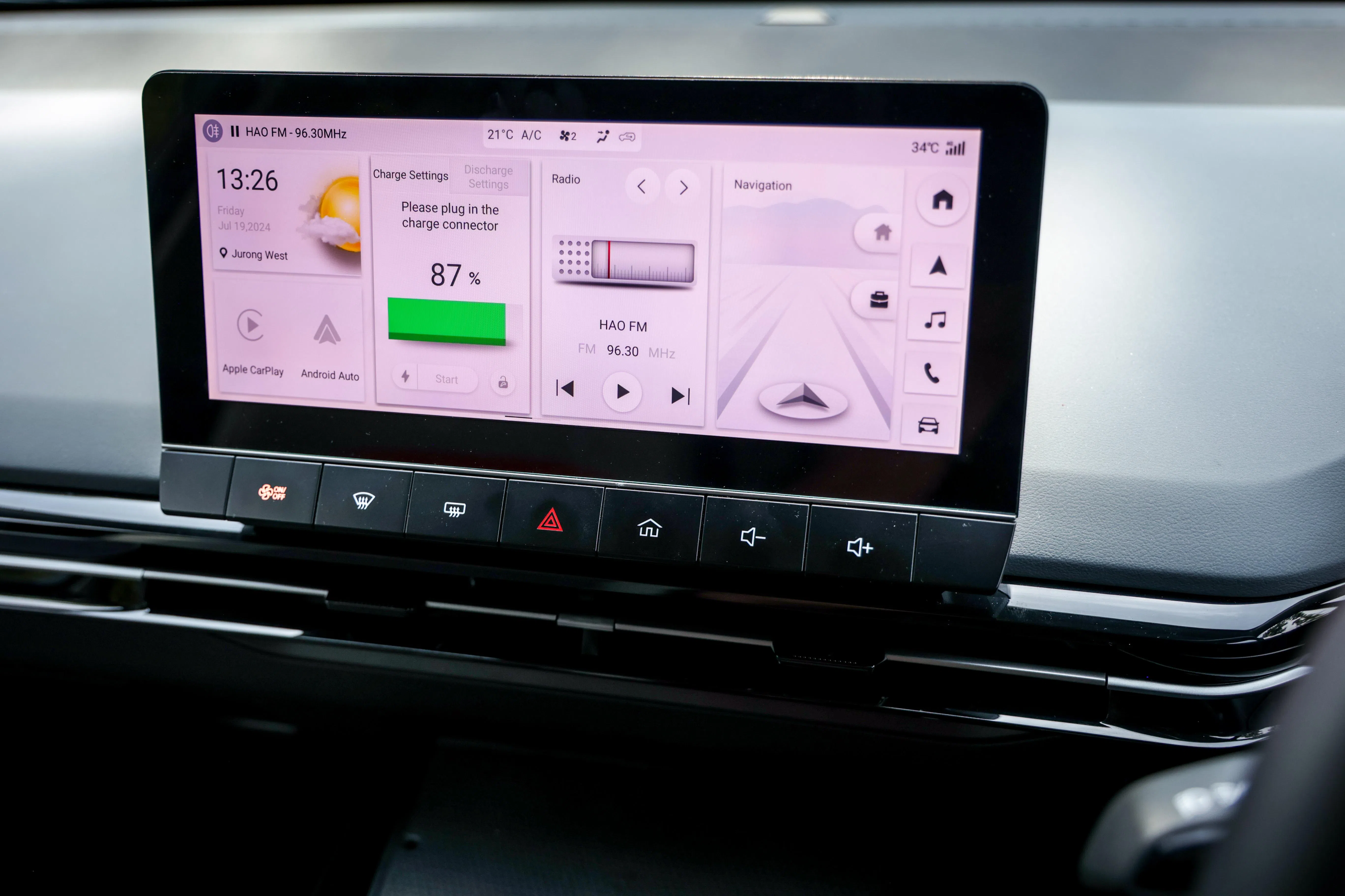 中控屏的触控不是很敏感，有时要点击好几次才有反应。（叶振忠摄）