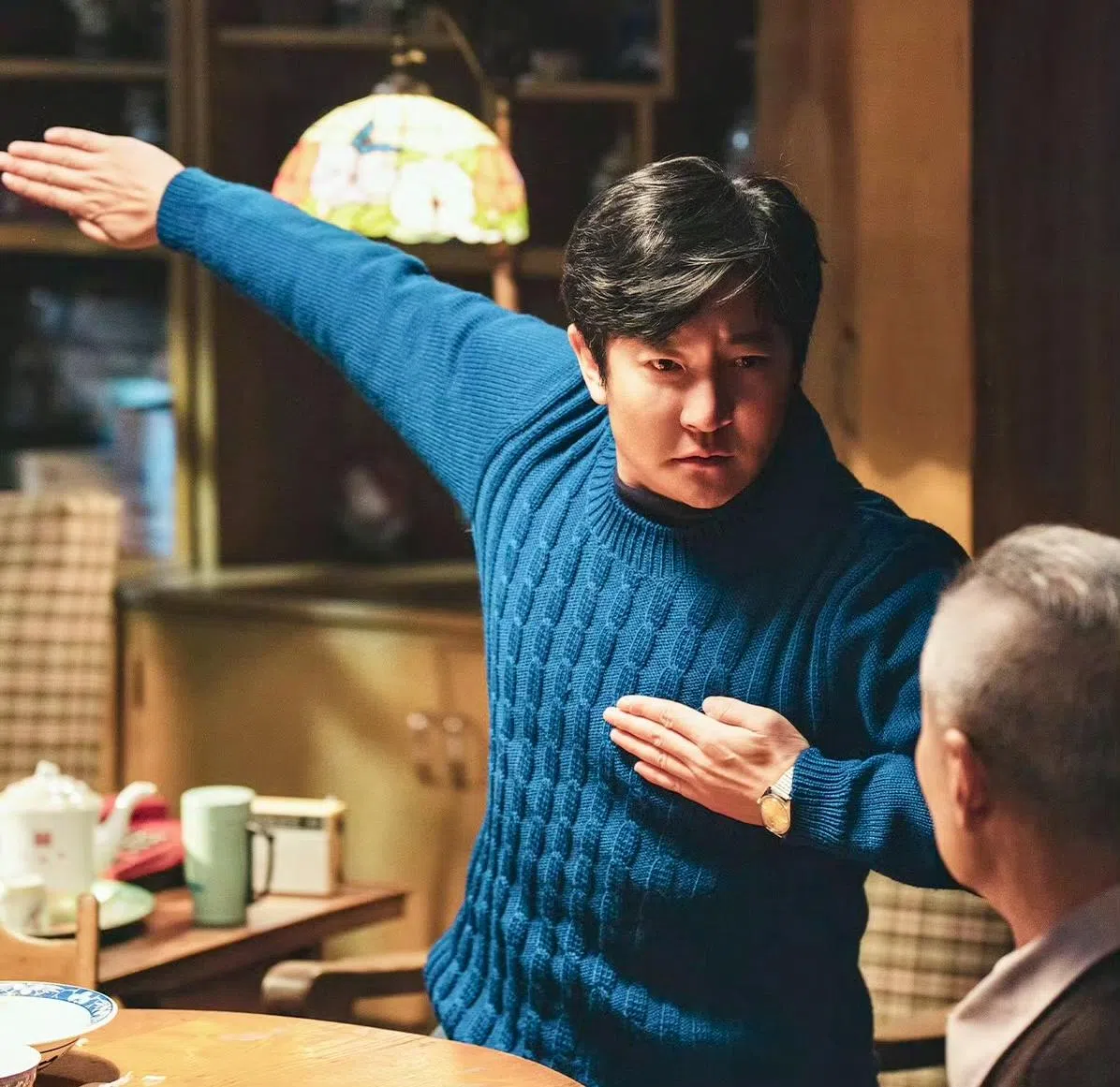 《老舅》讲述高校毕业生崔国明（郭京飞饰）从国家知名企业下岗后，在时代浪潮中摸爬滚打的人生故事。（取自剧集微博）