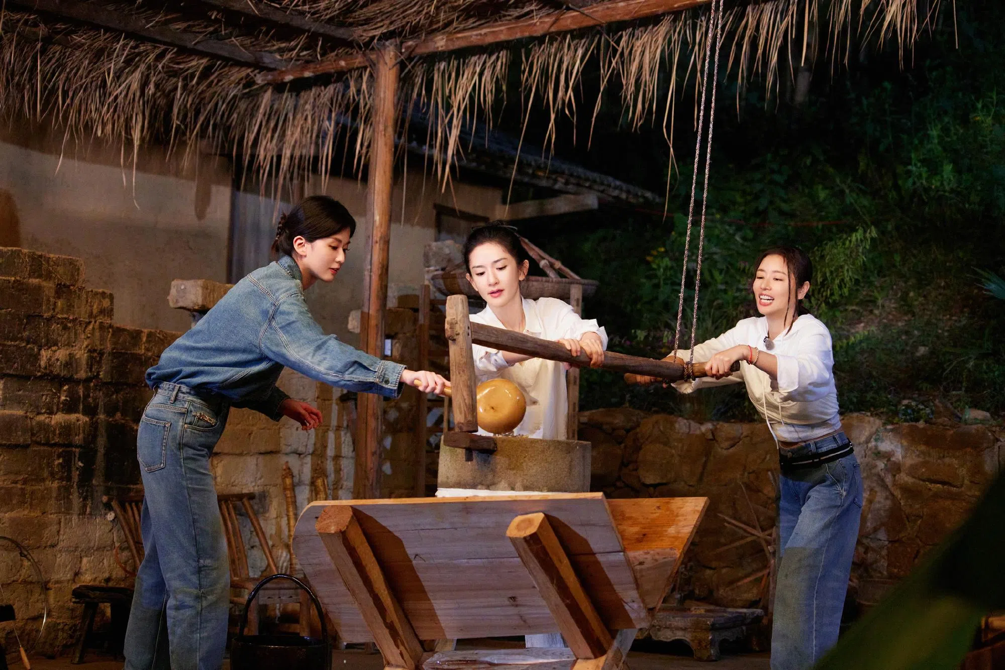 杨紫（左起）、谢娜和林心如在《我们的美好生活》一起打造民宿。（互联网）
