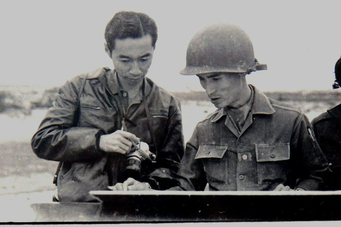 1965年陈加昌（左）跟随美军在越南采访，图为他在南越与北约交界的广治省工作的情况。广治省也是越战期间，记者伤亡最为惨重的地区。	（陈加昌珍藏）