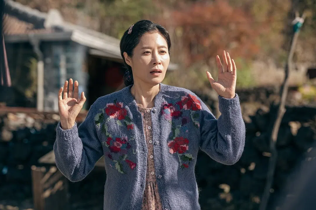 文素利把“中年吴爱纯”演得恰如其分，带出角色可爱又坚定的一面。（互联网）