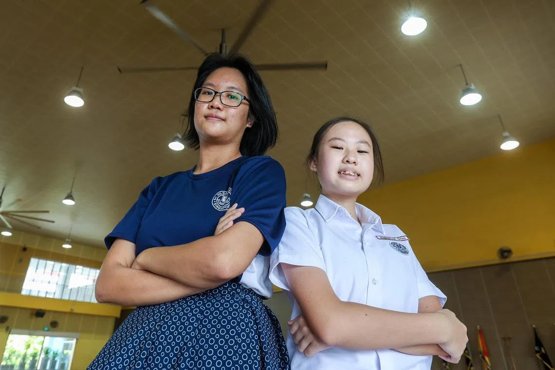 圣希尔达中学的中四生傅诗庭（左）认为新谣歌曲与生活息息相关，中二生陈恩琦（右）觉得新谣是具本地特色的歌曲。（关俊威摄）