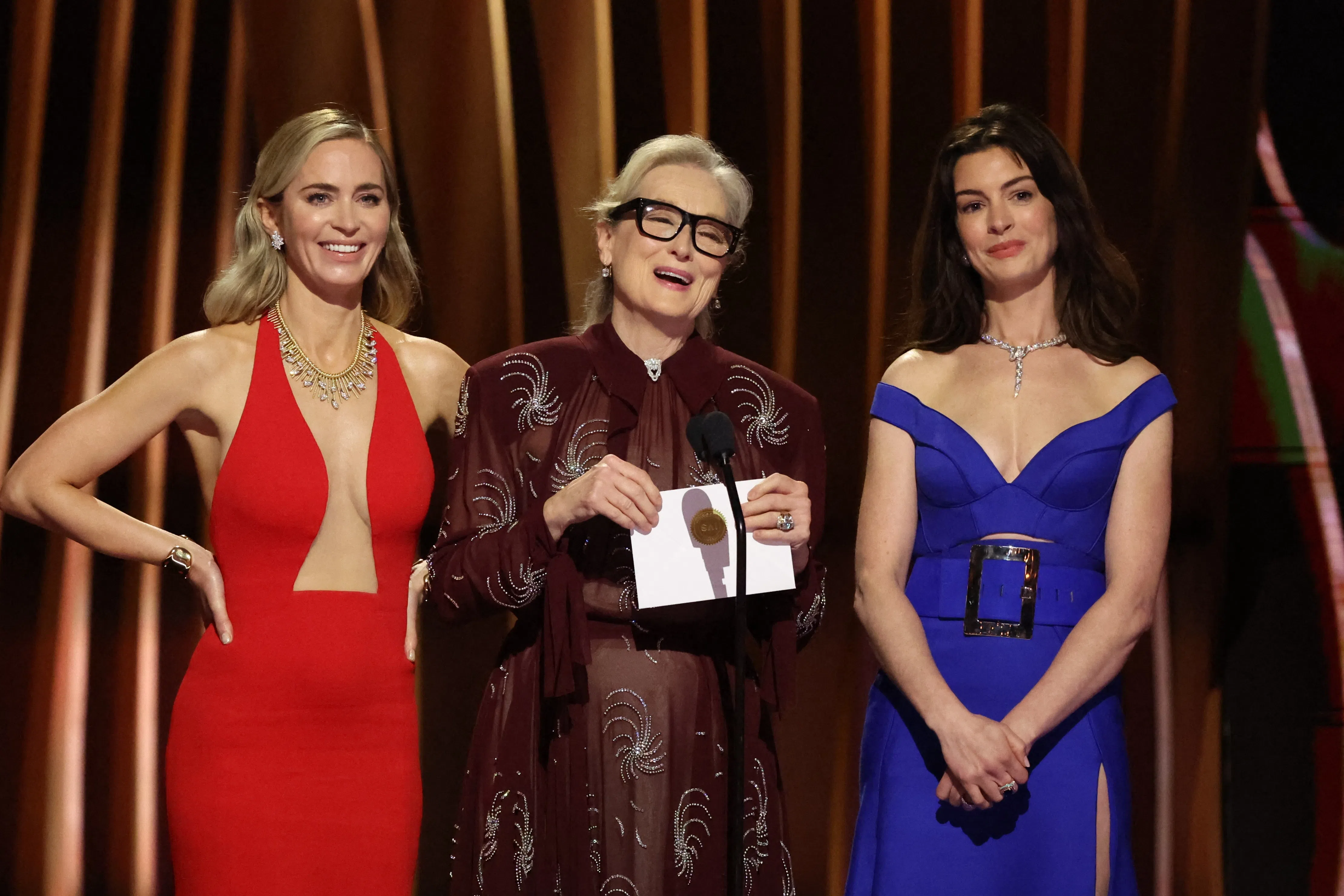 Emily Blunt（左起）连同Anne Hathaway和“梅姨”Meryl Streep惊艳同台，重现2006年卖座片《穿着Prada的恶魔》的经典画面 。（路透社）