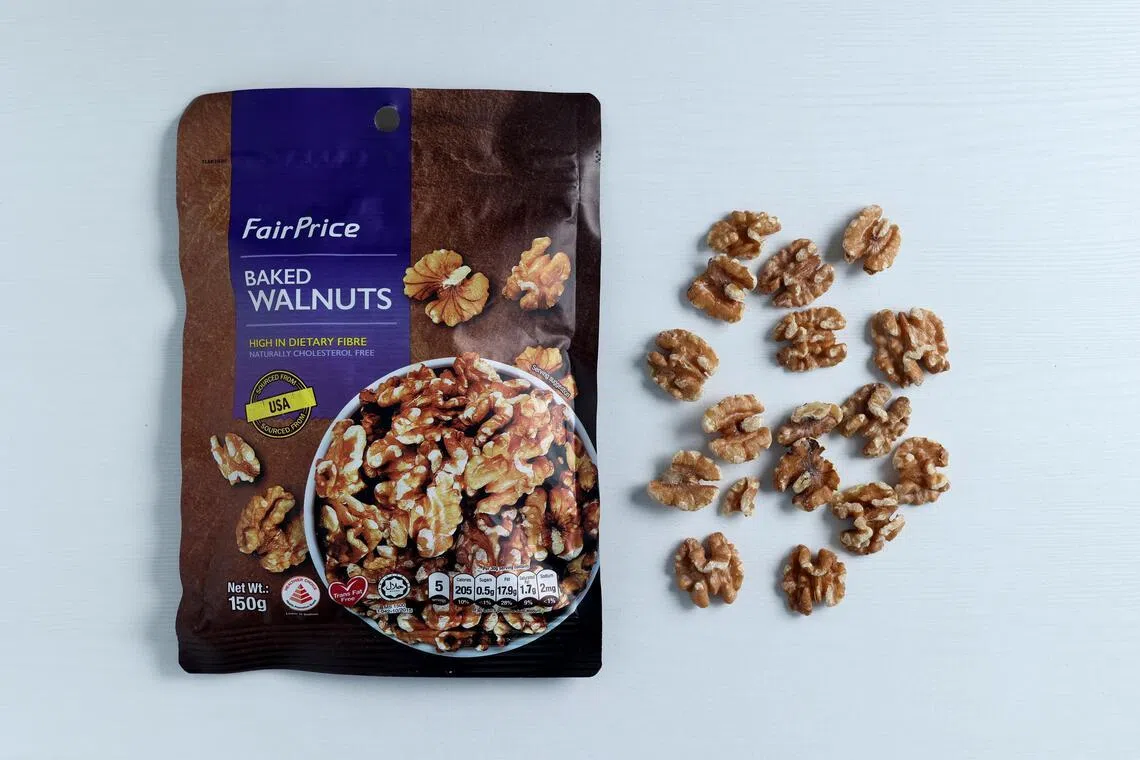 吃核桃时，注意别剥掉表面富含营养的褐色薄皮。（龙国雄摄）