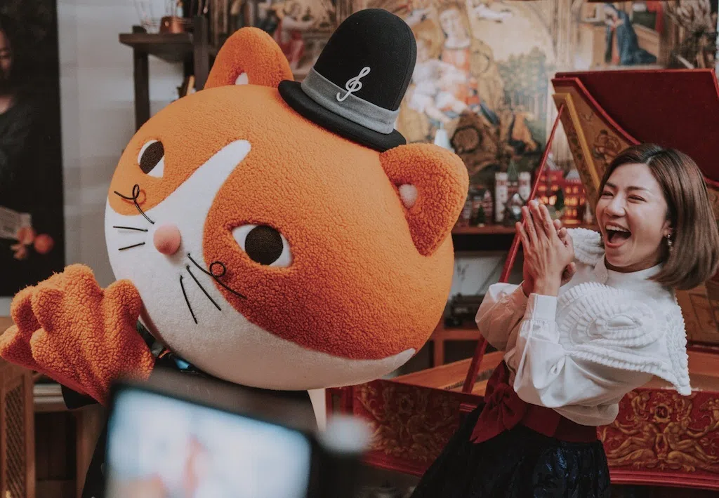 音乐网红江宇婷（右）和“来自17世纪的贵族”猫咪大玩偶，一起带观众走过音乐历史之旅。（取自节目官方网站）