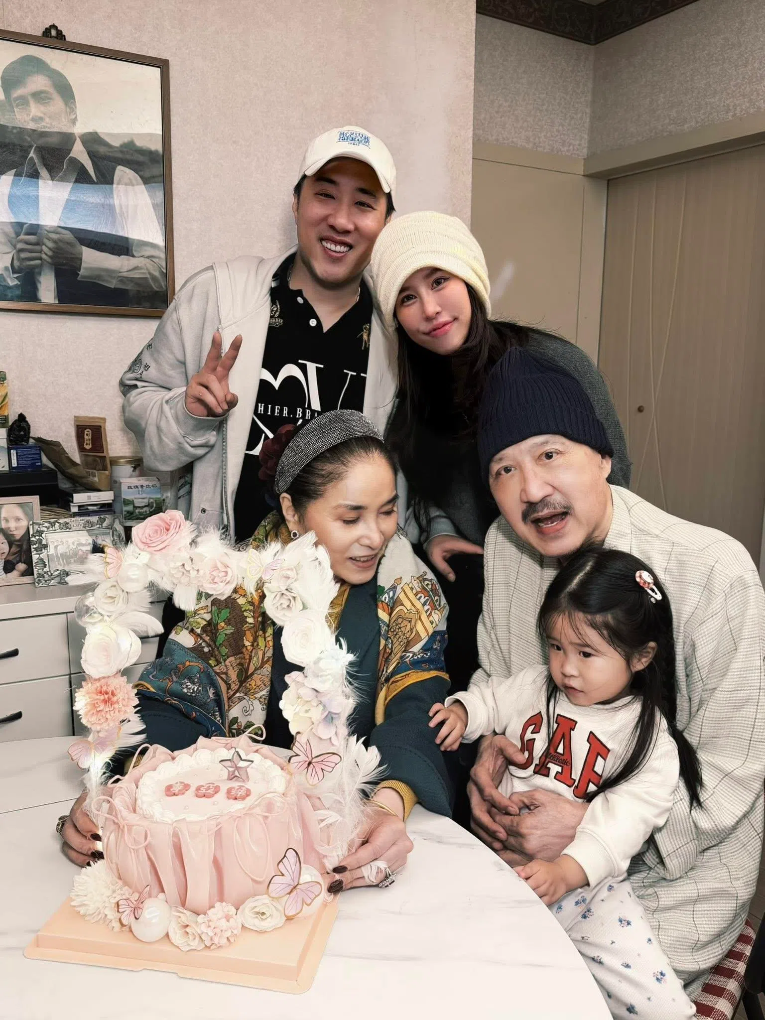 余天（前排右）透露现阶段的生活没有压力，轻松舒服。图为3月余祥铨（后排左起）与妻子柔柔，帮母亲李亚萍（前排左）庆生。（取自余祥铨脸书）