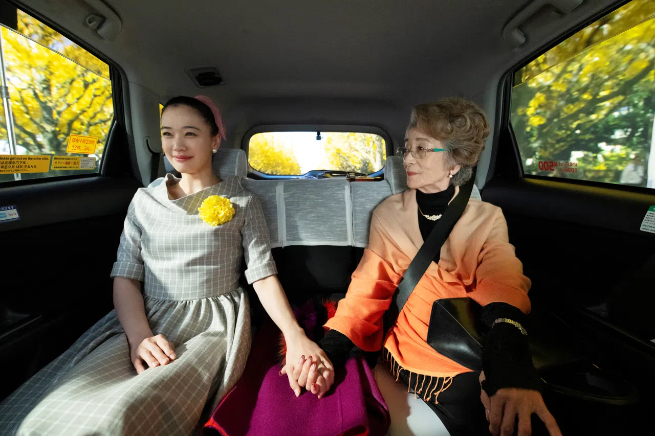 苍井优（左）饰演年轻时期的高野堇，展现日本保守年代下女性的悲情与顽强。（Lighthouse Film Distribution提供）