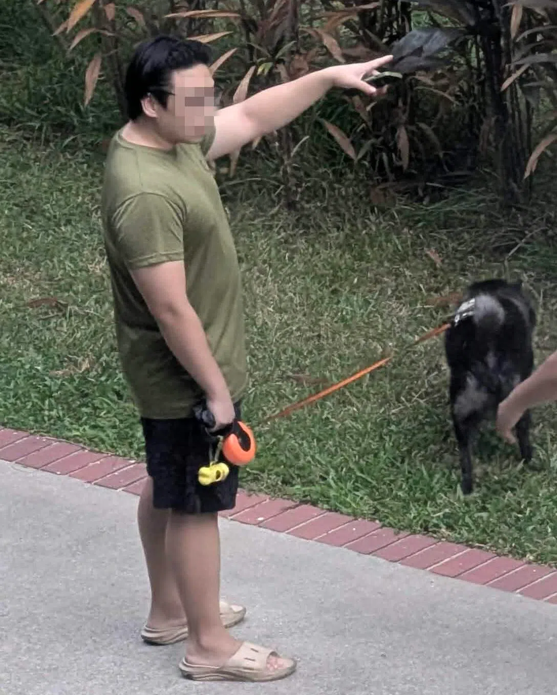 男子事发时朝着松露的腹部，大力踢了两脚。（受访者提供）
