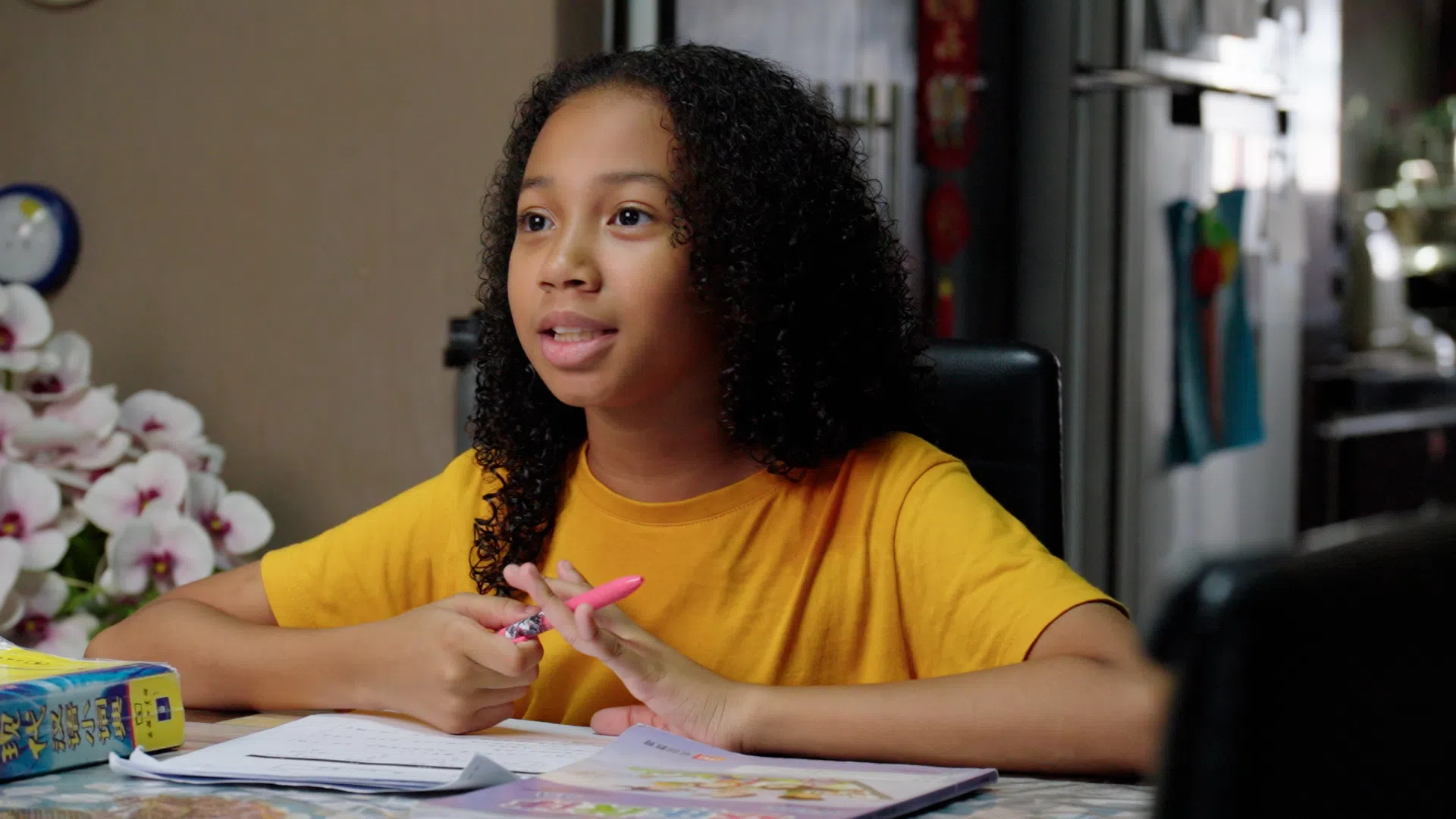 爱丽儿在学校修读华文，平日里跟外祖母沟通也说华语。（视频截图）