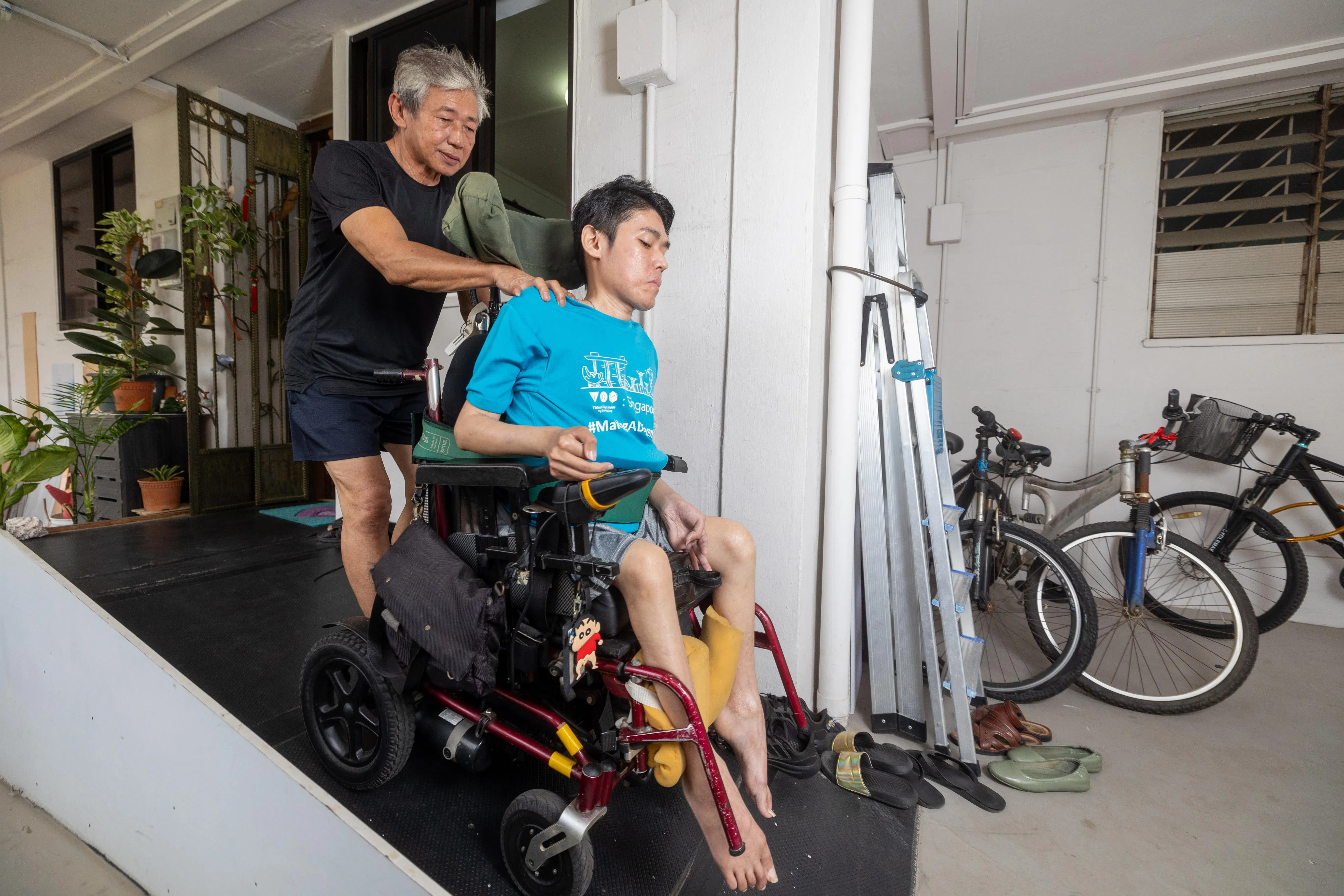 每逢星期三，黄龙豪会推着儿子去新加坡肌肉萎缩症协会，参加绘画活动和康复治疗。（吴先邦摄）