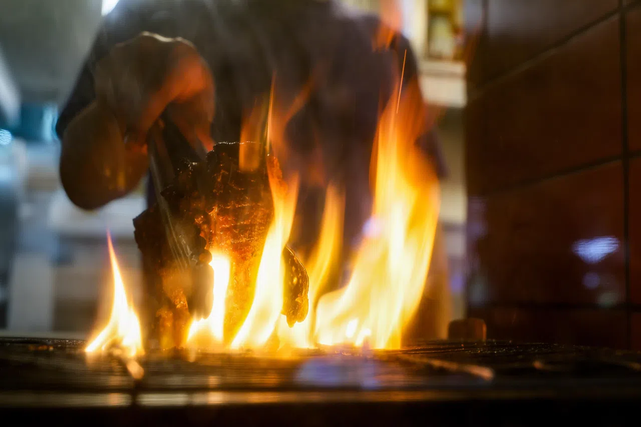椰子俱乐部以备长炭炭烤鸡尾沙爹，烤出来的沙爹外焦里嫩，肉质多汁有嚼劲，香气扑鼻。（龙国雄摄）