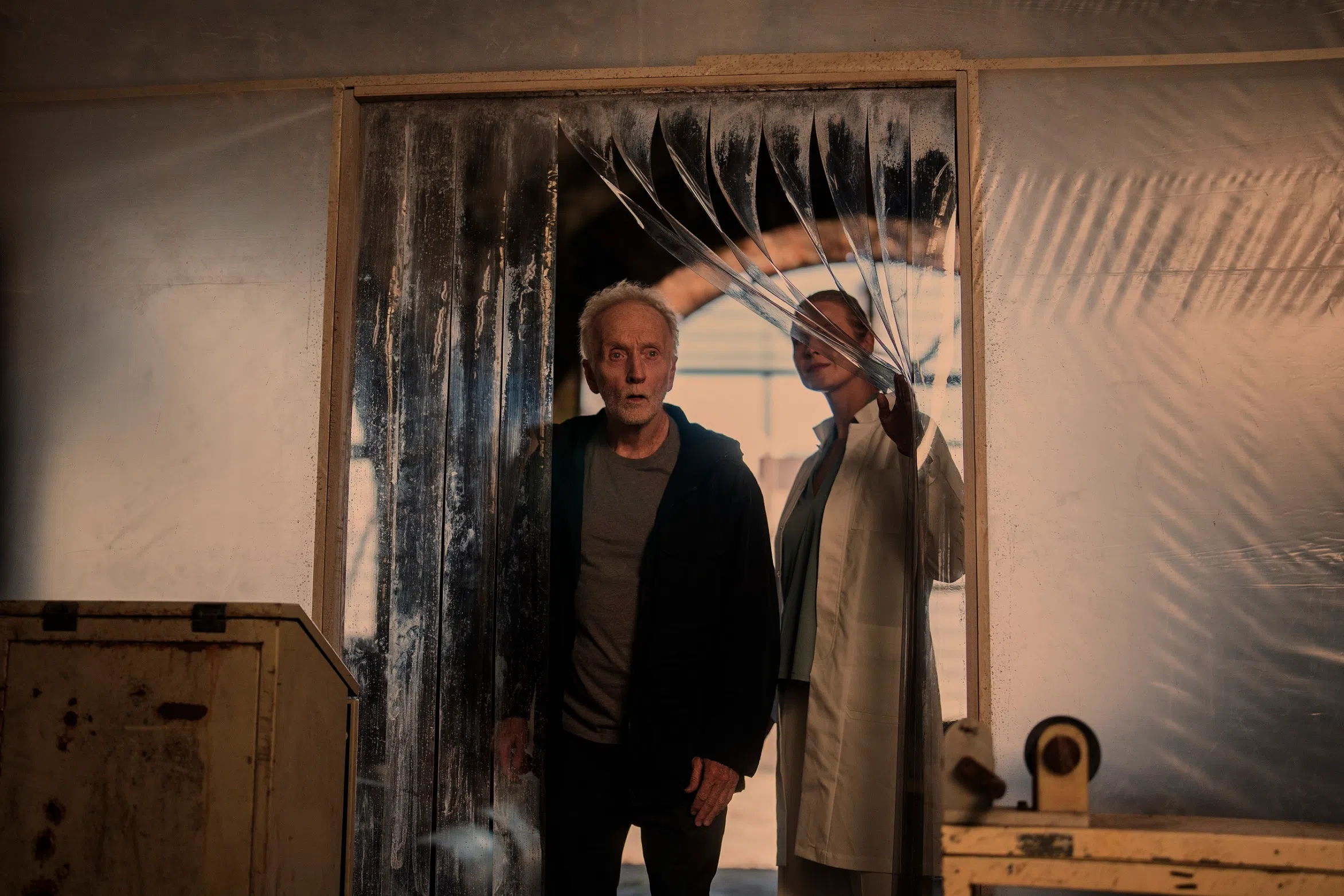 托宾贝尔（左）诠释的杀人魔为了医病，落入骗子圈套。（邵氏提供）